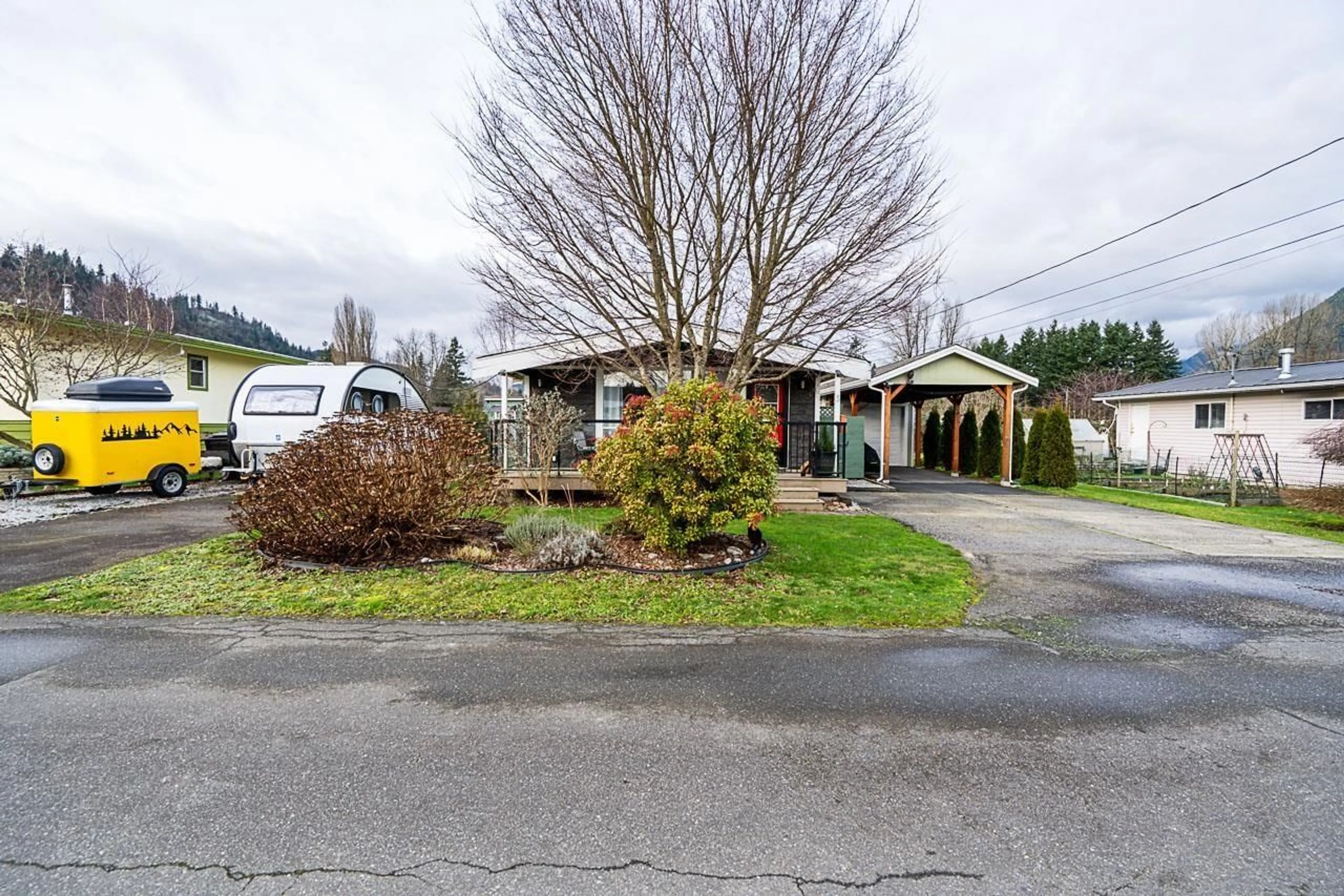 A pic from outside/outdoor area/front of a property/back of a property/a pic from drone, street for 5 - 9055 SHOOK ROAD, Mission British Columbia V2V7M6