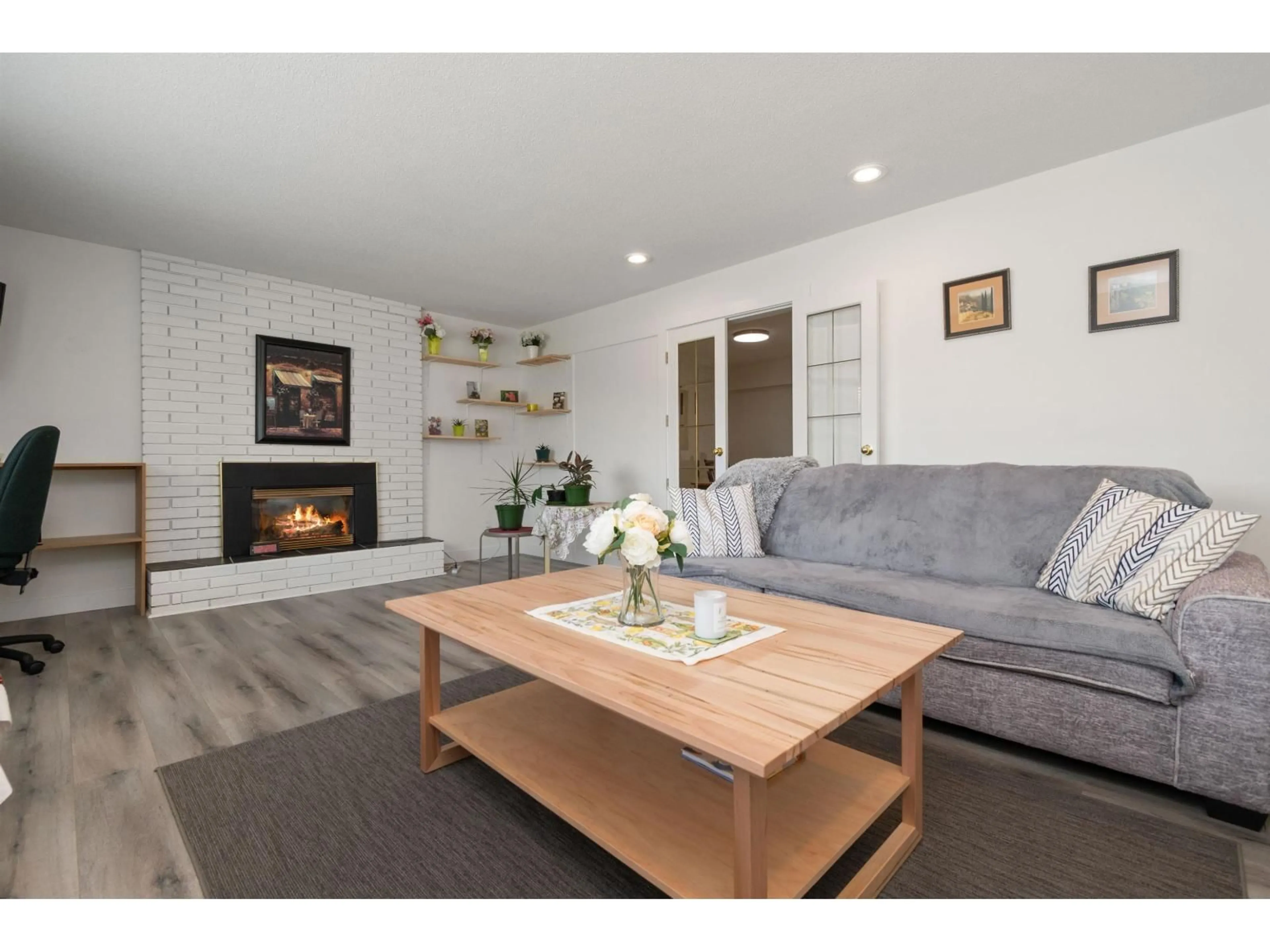 Living room with furniture, wood/laminate floor for 1550 VIMY ROAD, Agassiz British Columbia V0M1A0