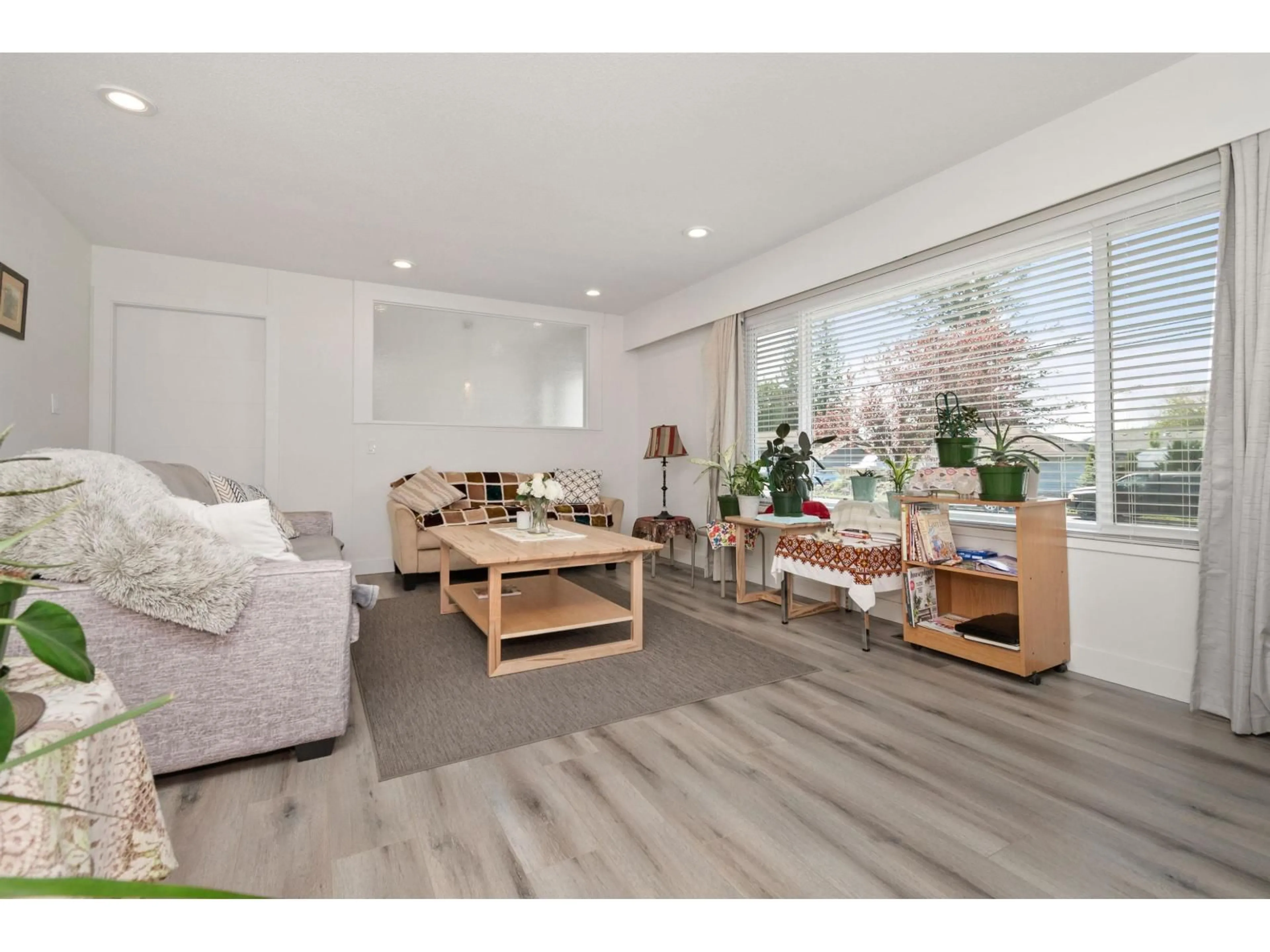 Living room with furniture, wood/laminate floor for 1550 VIMY ROAD, Agassiz British Columbia V0M1A0