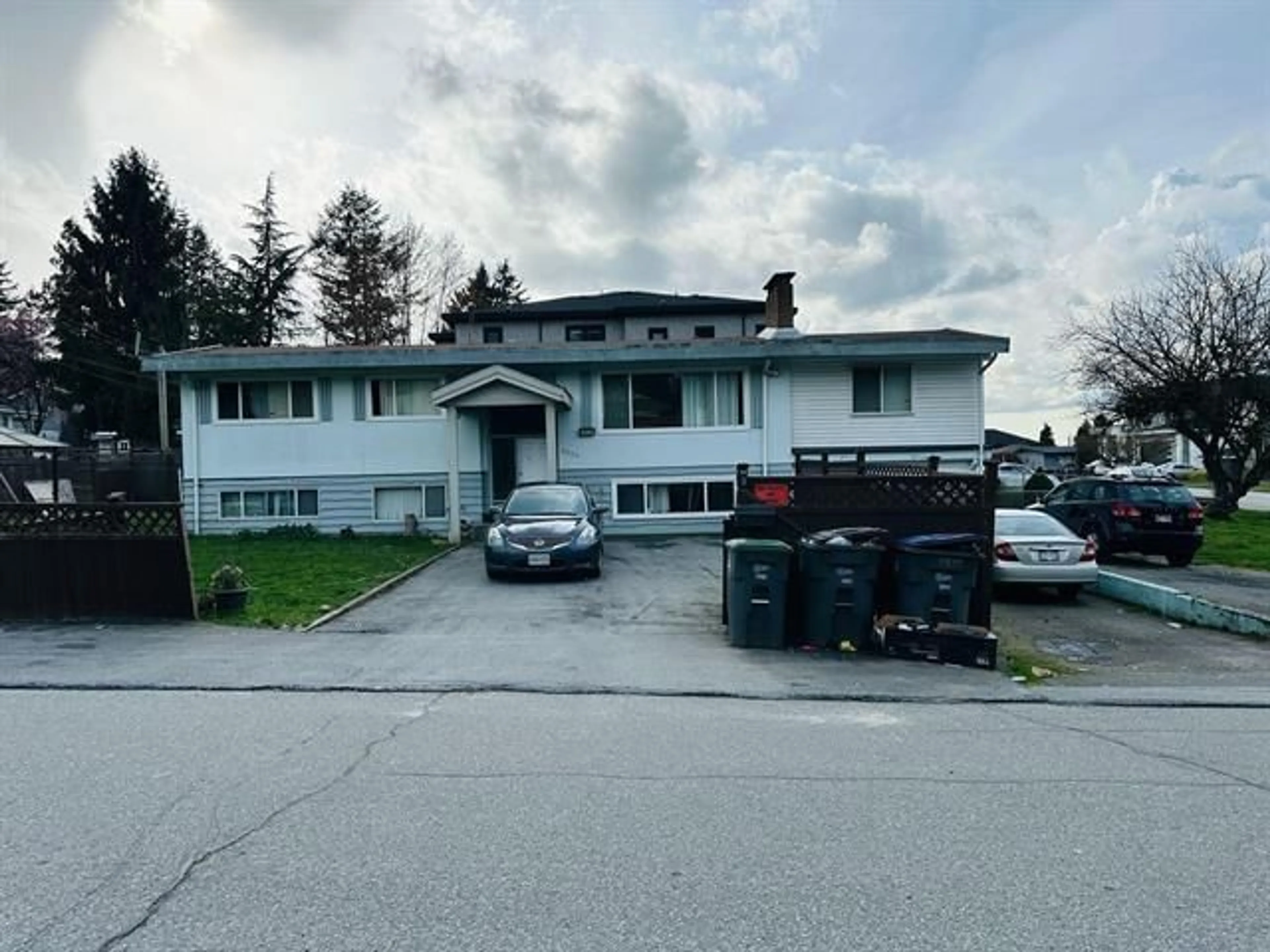 A pic from outside/outdoor area/front of a property/back of a property/a pic from drone, street for 9939 119A STREET, Surrey British Columbia V3V4B3