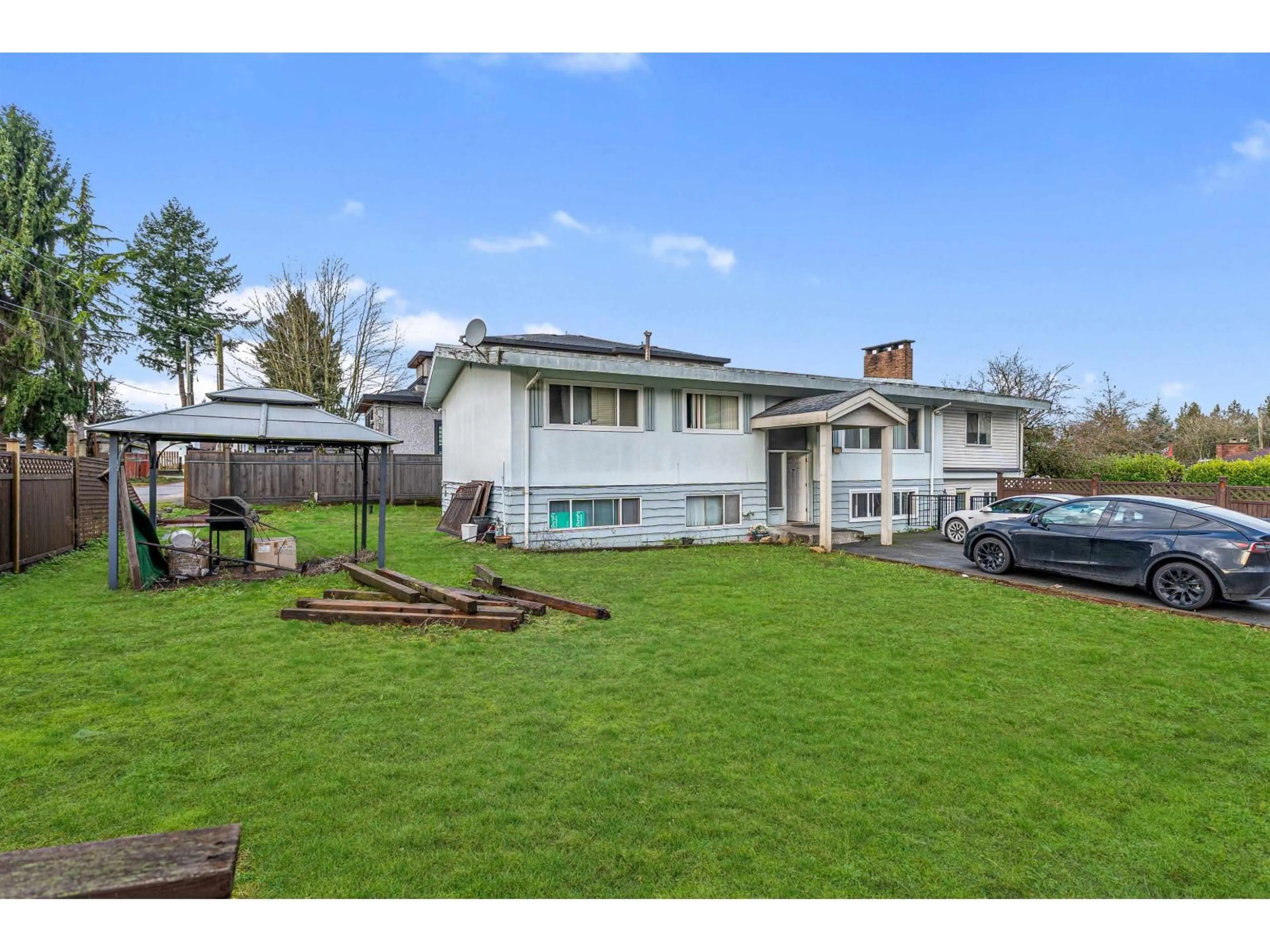 A pic from outside/outdoor area/front of a property/back of a property/a pic from drone, unknown for 9939 119A STREET, Surrey British Columbia V3V4B3