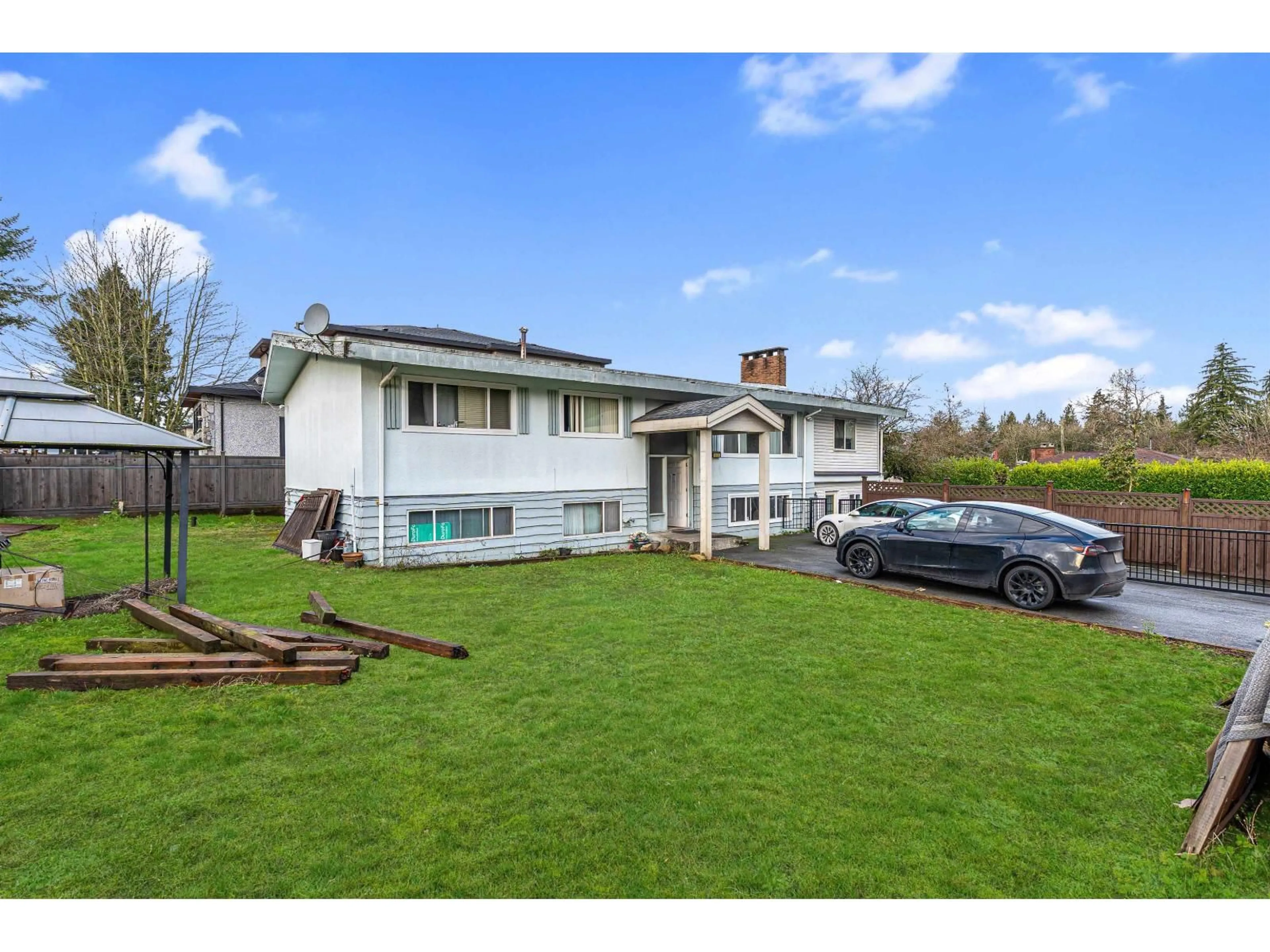 A pic from outside/outdoor area/front of a property/back of a property/a pic from drone, unknown for 9939 119A STREET, Surrey British Columbia V3V4B3