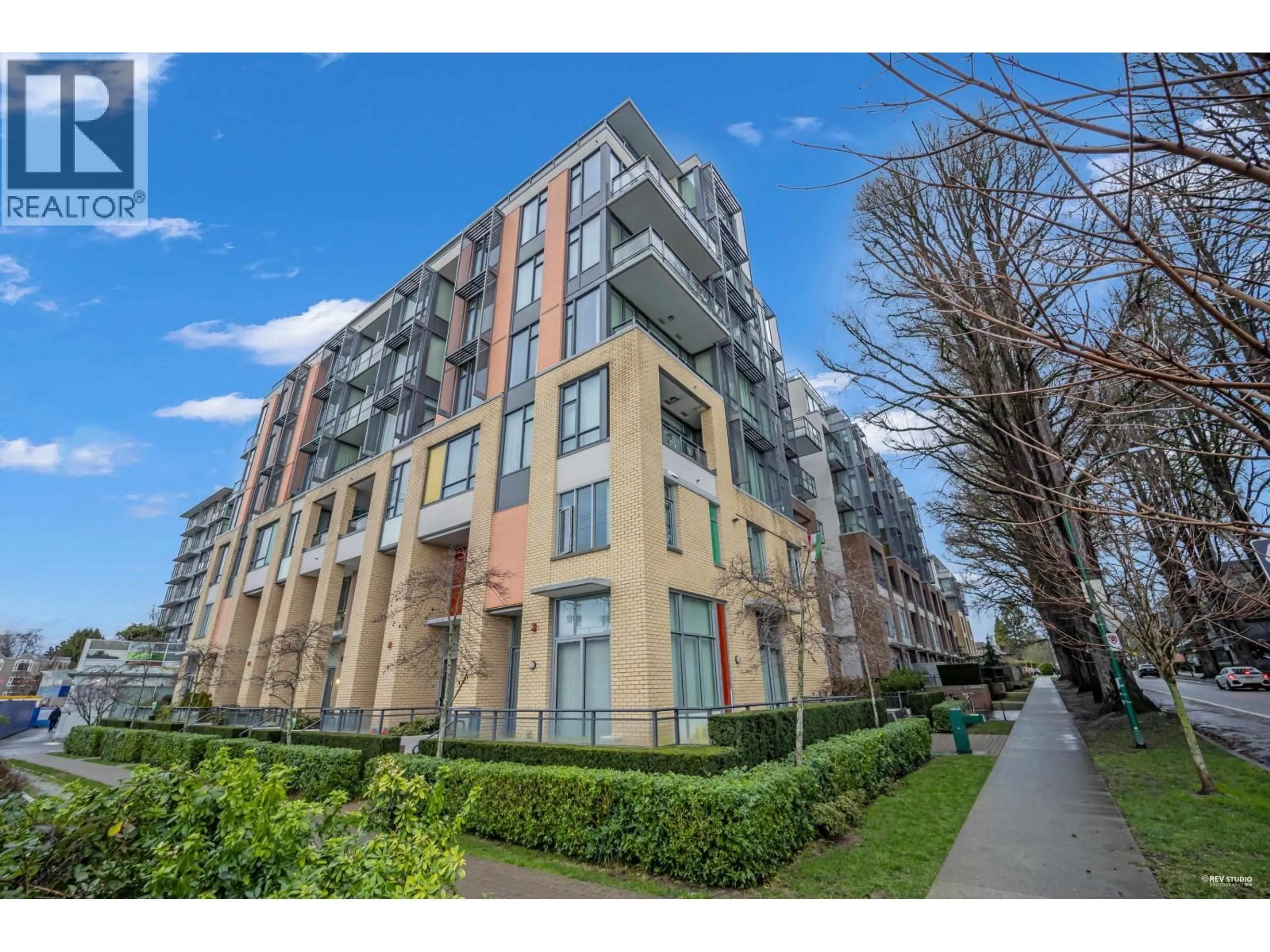 A pic from outside/outdoor area/front of a property/back of a property/a pic from drone, street for 2063 10TH AVENUE, Vancouver British Columbia V6J0H1