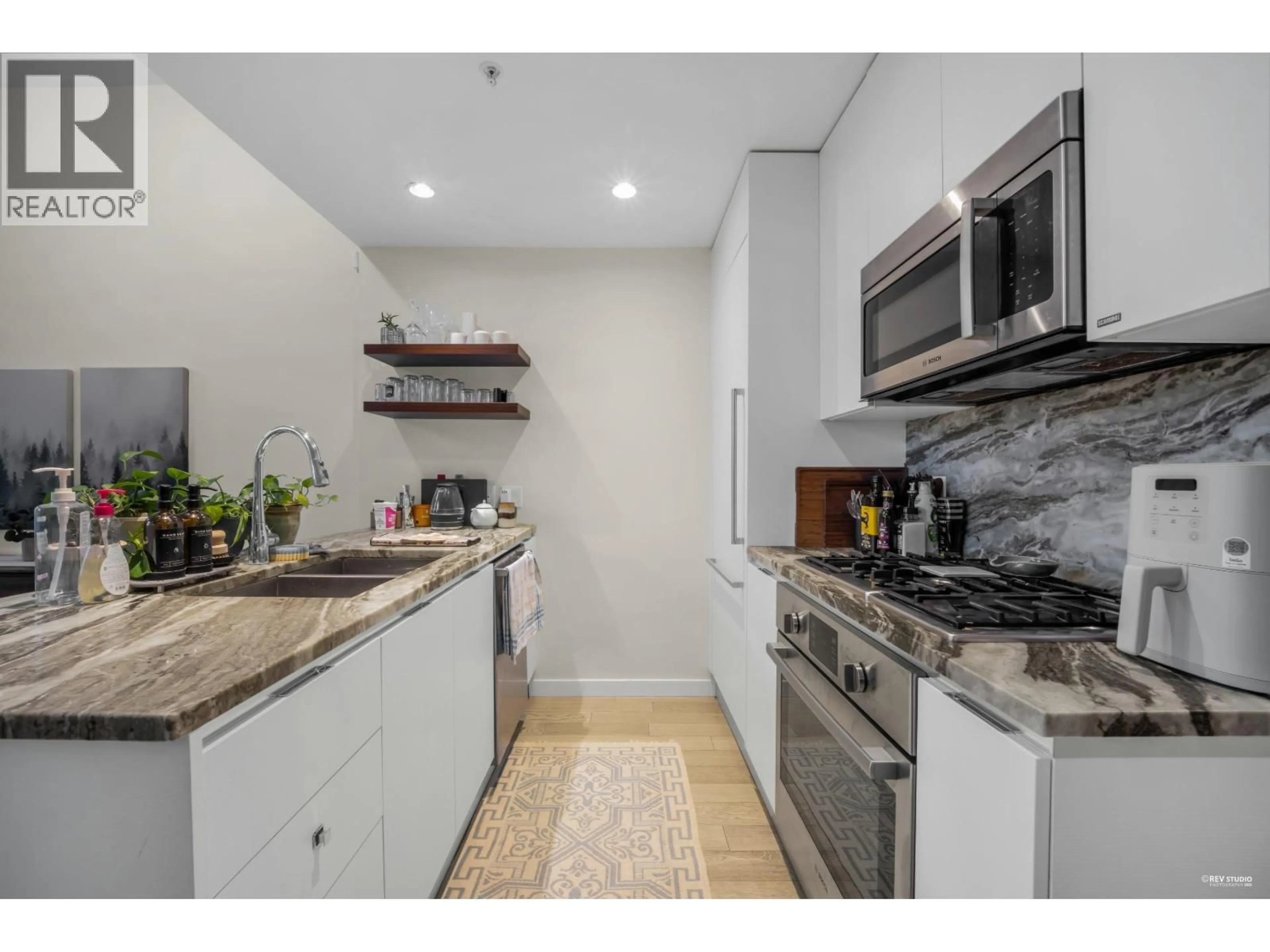 Standard kitchen, unknown for 2063 10TH AVENUE, Vancouver British Columbia V6J0H1