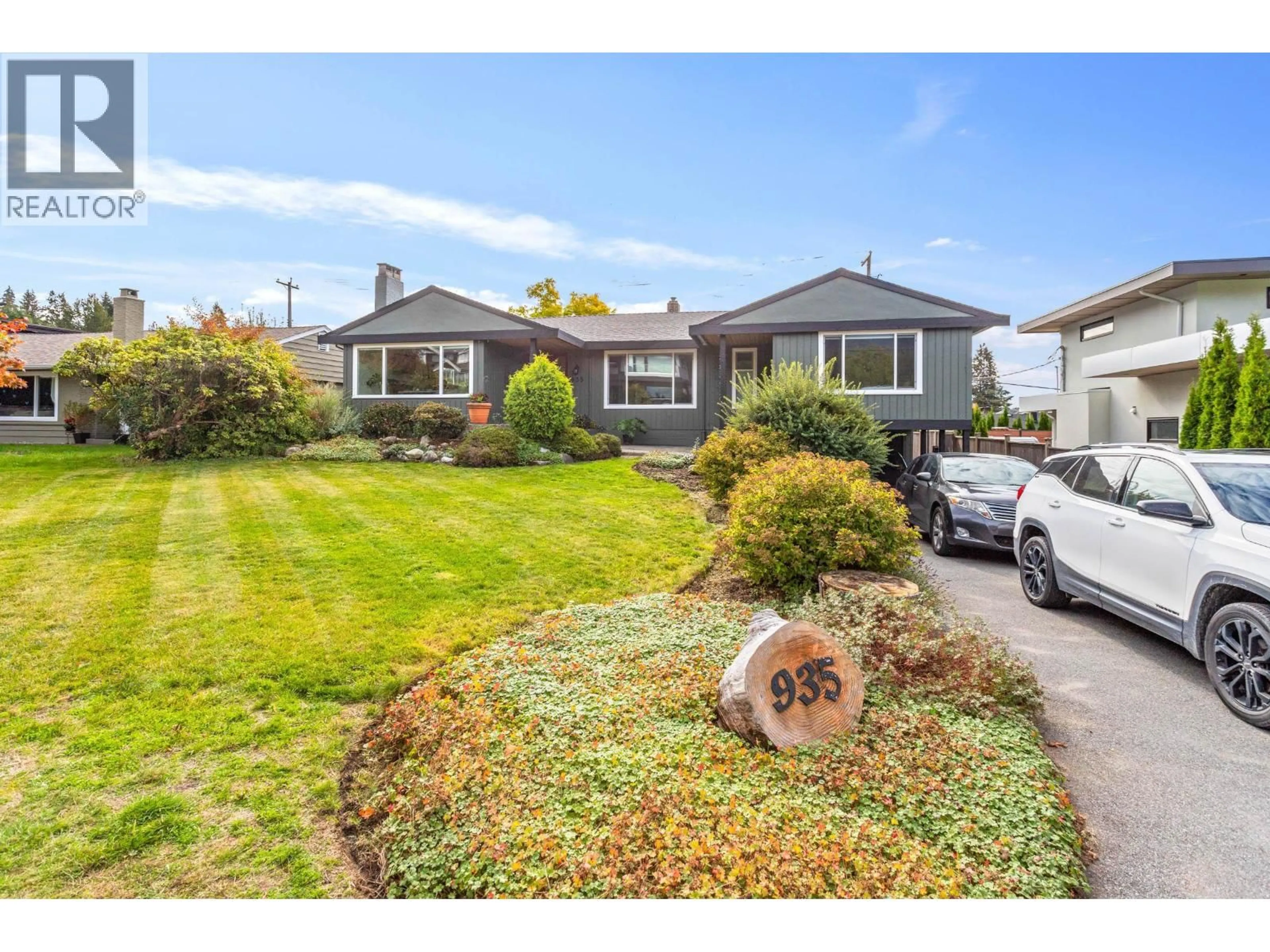 A pic from outside/outdoor area/front of a property/back of a property/a pic from drone, street for 935 BEACONSFIELD ROAD, North Vancouver British Columbia V7R1S7