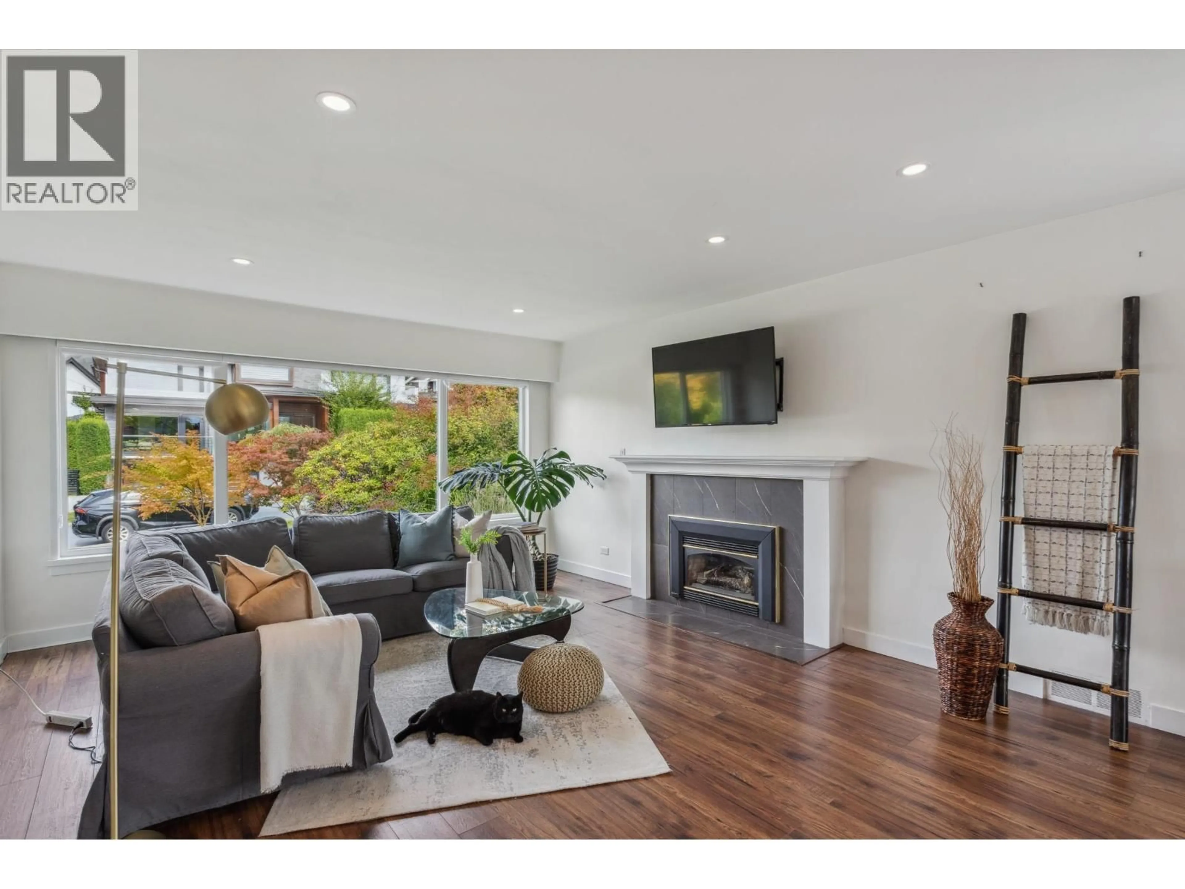 Living room with furniture, wood/laminate floor for 935 BEACONSFIELD ROAD, North Vancouver British Columbia V7R1S7