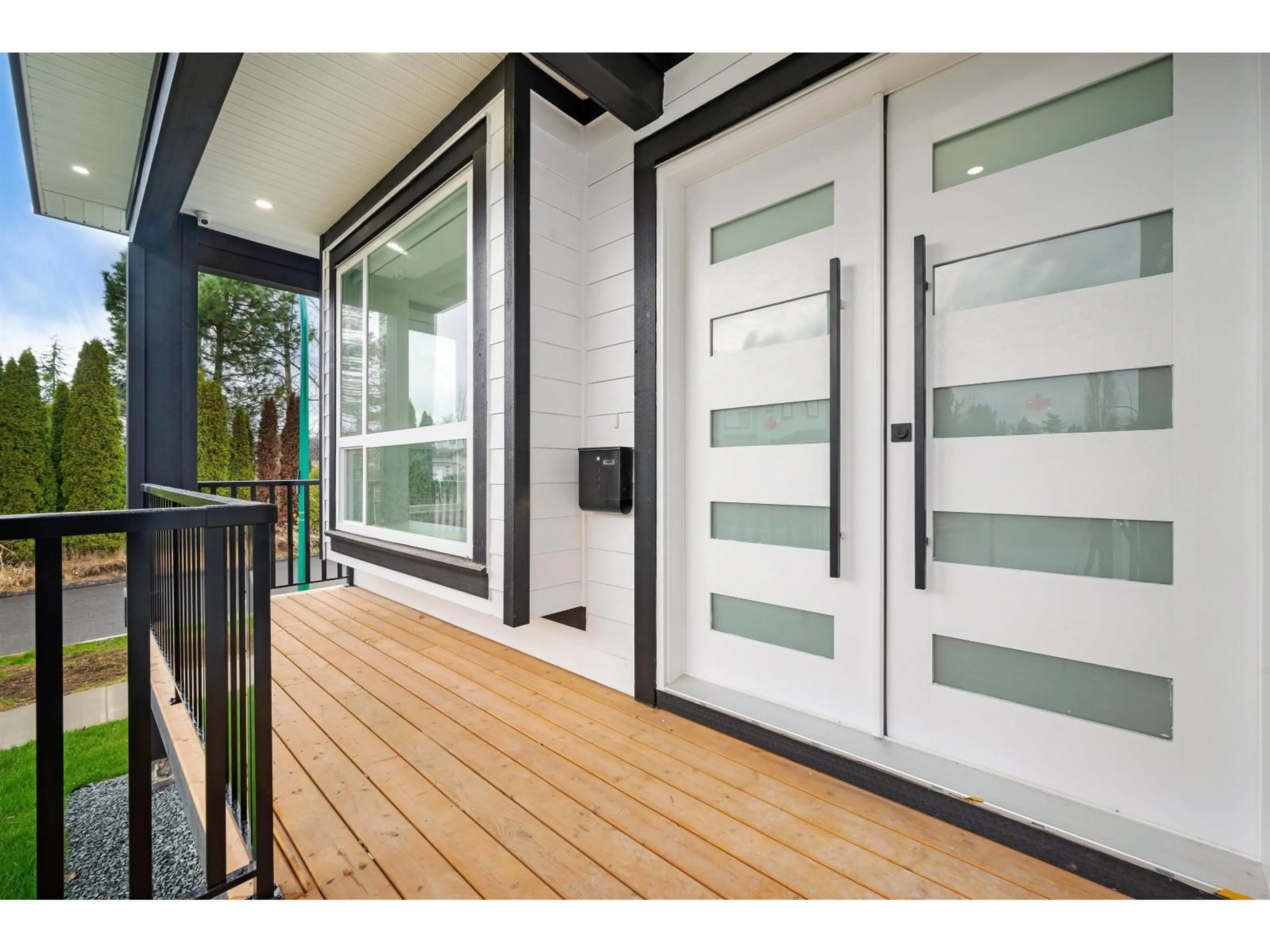 Indoor entryway for 19351 71 AVENUE, Surrey British Columbia V4N1N2