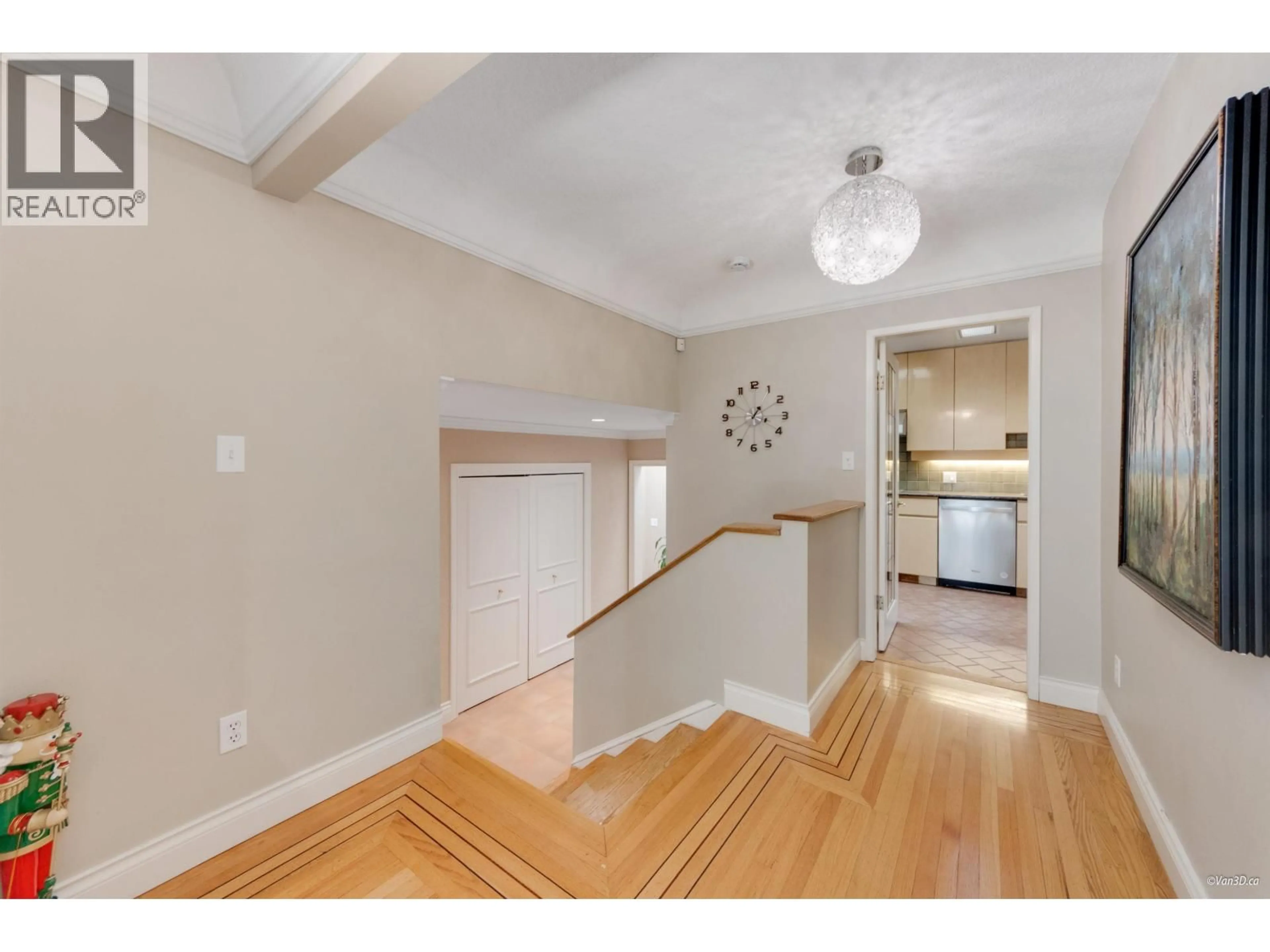 Indoor foyer for 651 KENWOOD ROAD, West Vancouver British Columbia V7S1S7