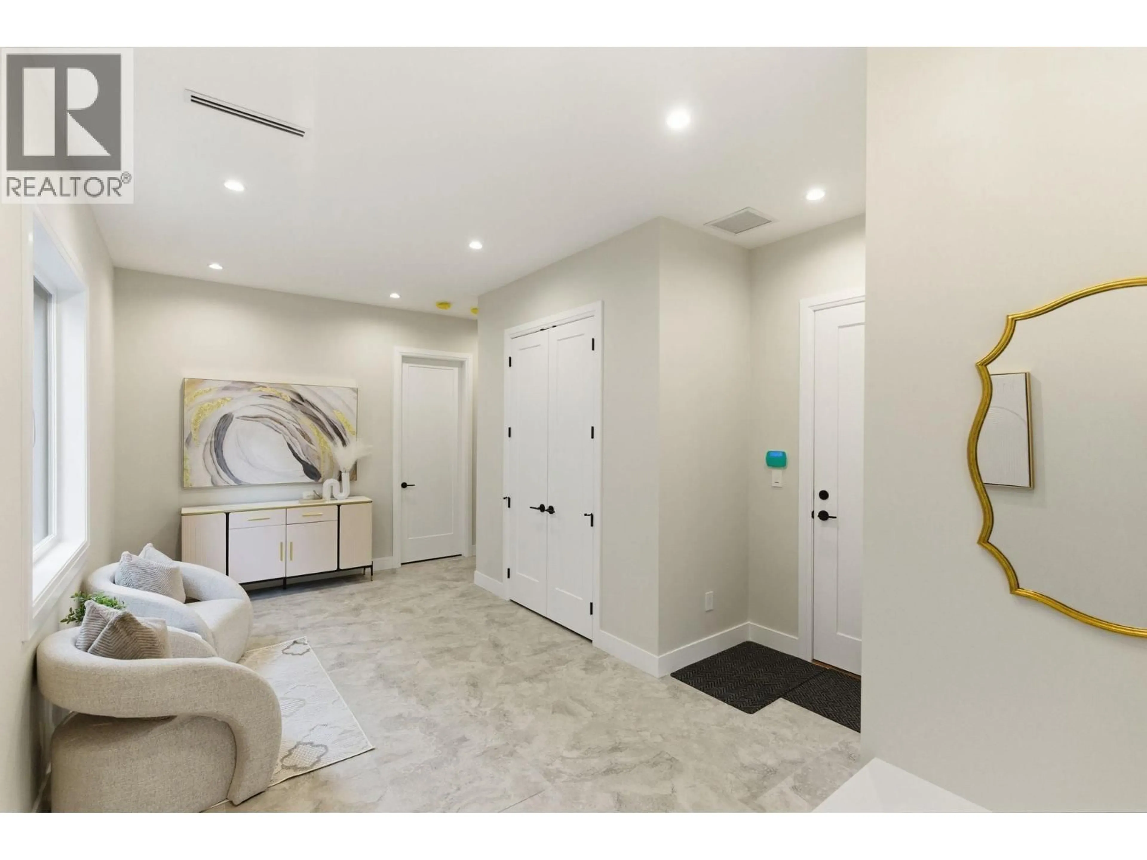 Indoor entryway for 2 - 8408 17TH AVENUE, Burnaby British Columbia V3N1N2