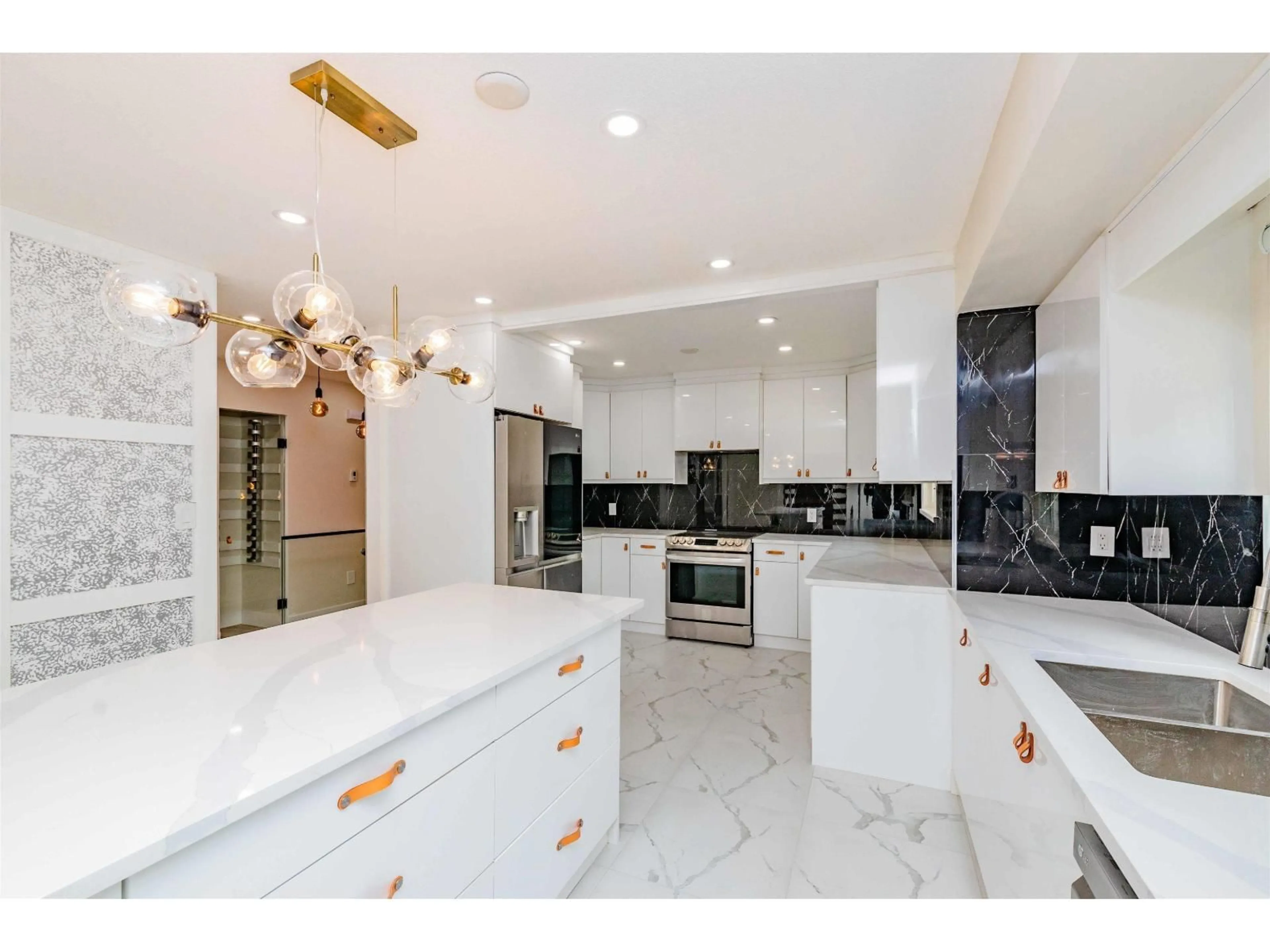 Contemporary kitchen, ceramic/tile floor for 3097 GOLDFINCH STREET, Abbotsford British Columbia V2T5J4