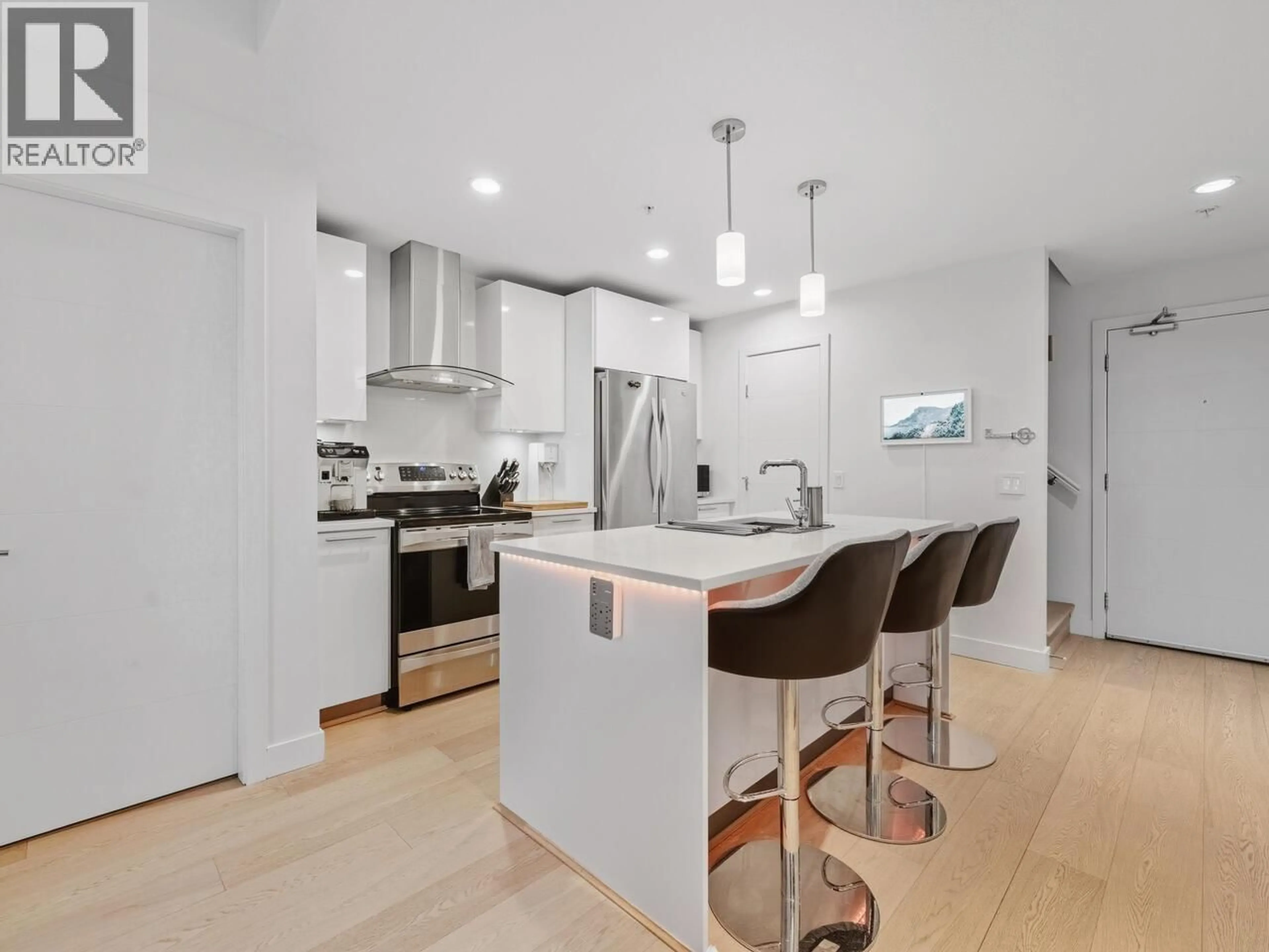 Open concept kitchen, unknown for 628 - 723 3RD STREET, North Vancouver British Columbia V7M0E4