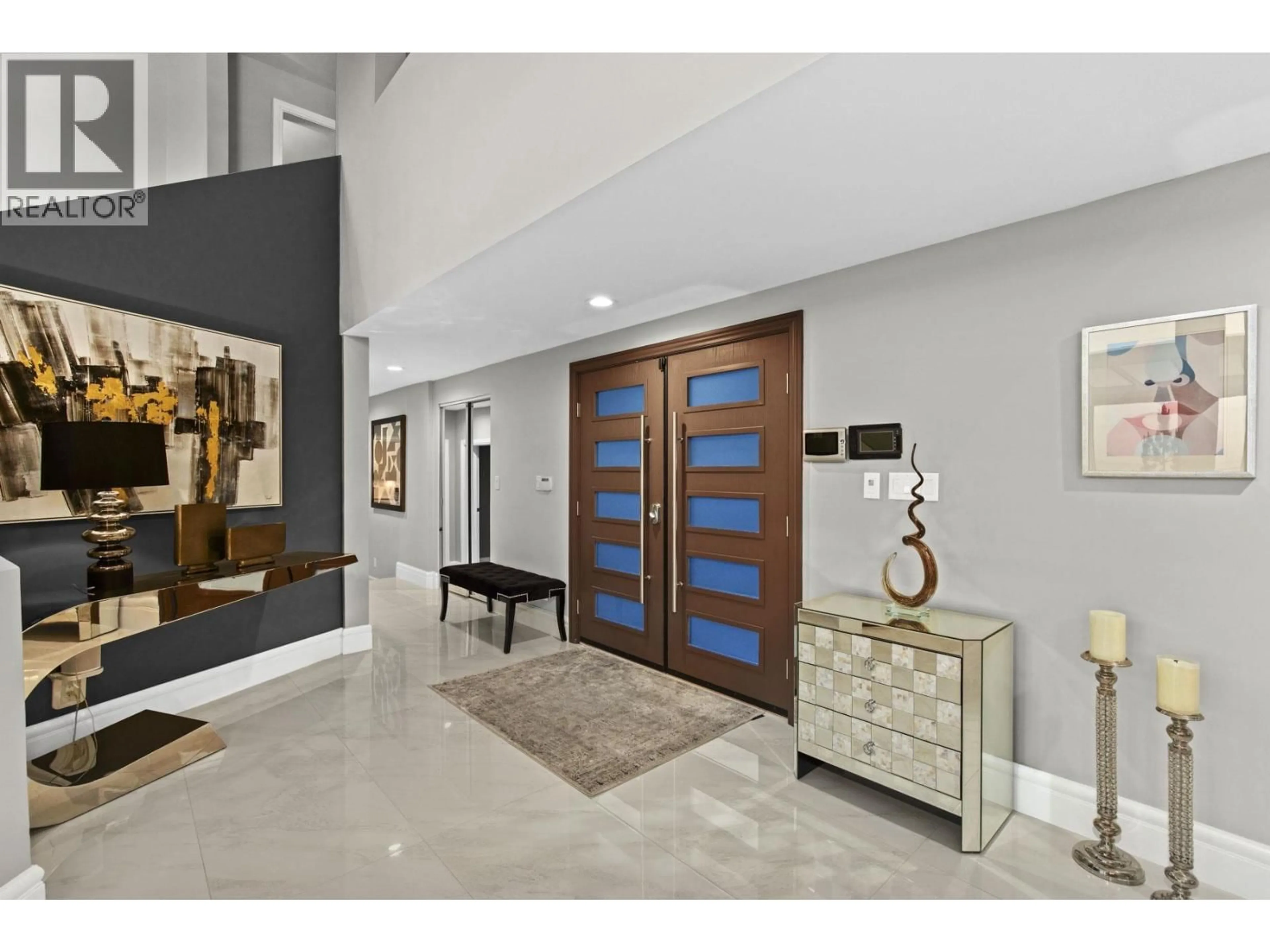 Indoor entryway for 1130 EYREMOUNT DRIVE, West Vancouver British Columbia V7S2C5