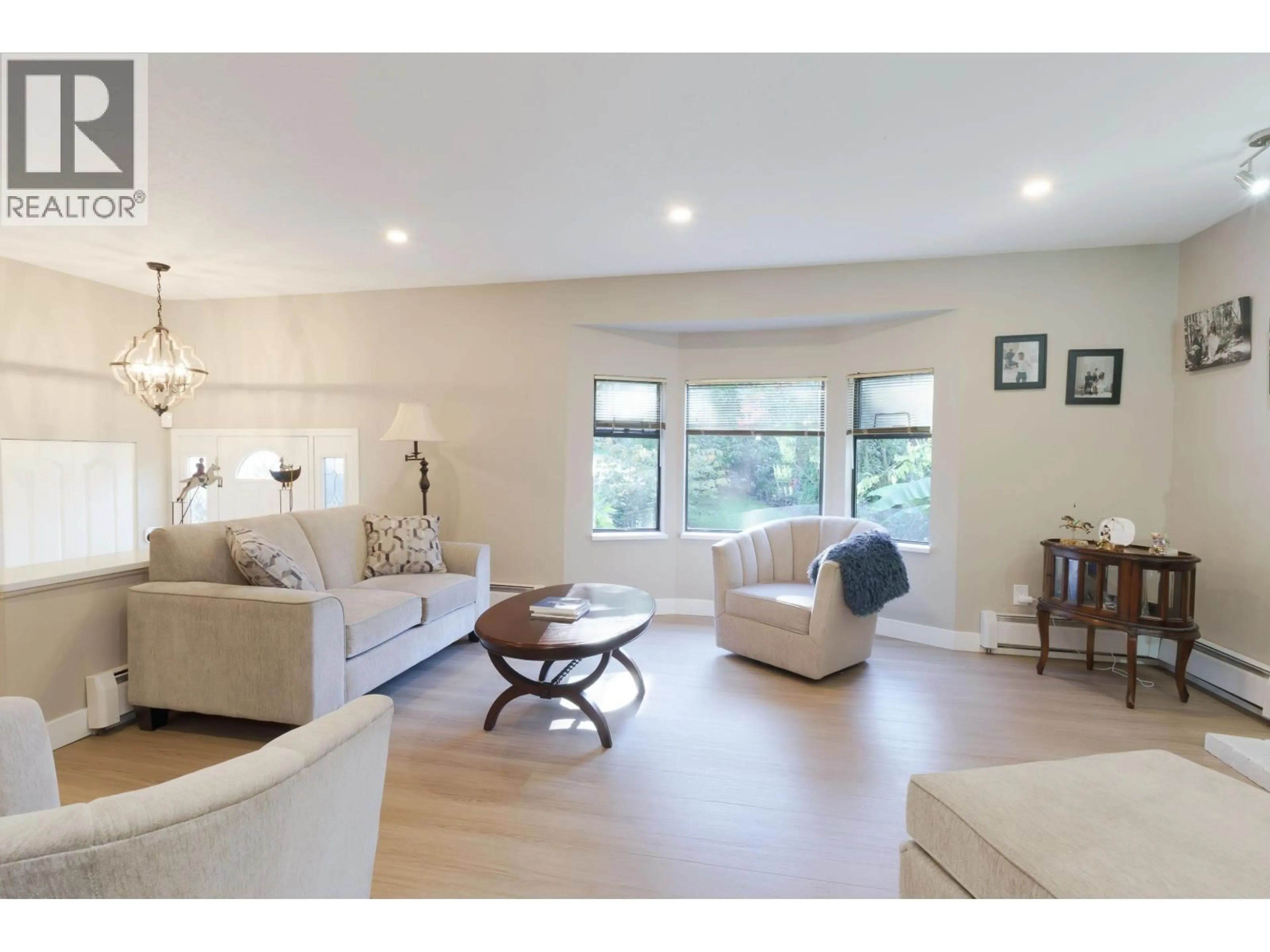 Living room with furniture, wood/laminate floor for 2475 NORCREST COURT, Burnaby British Columbia V3J1C7