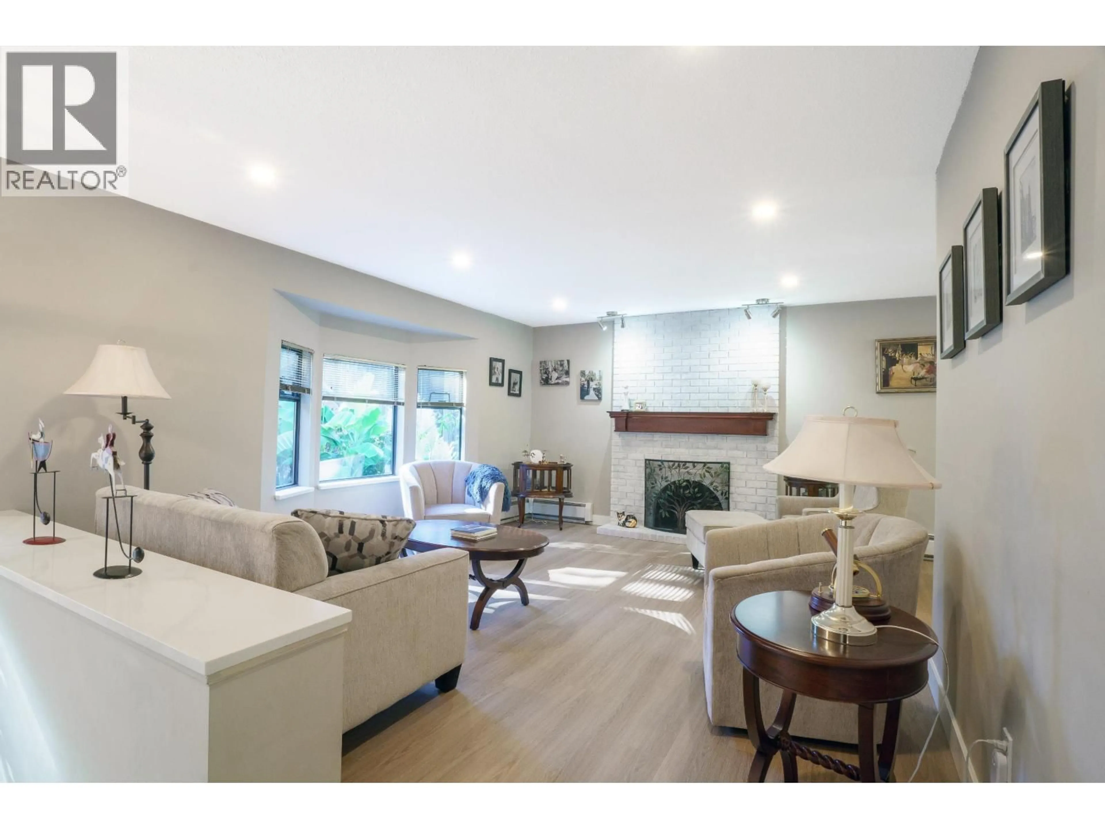 Living room with furniture, unknown for 2475 NORCREST COURT, Burnaby British Columbia V3J1C7