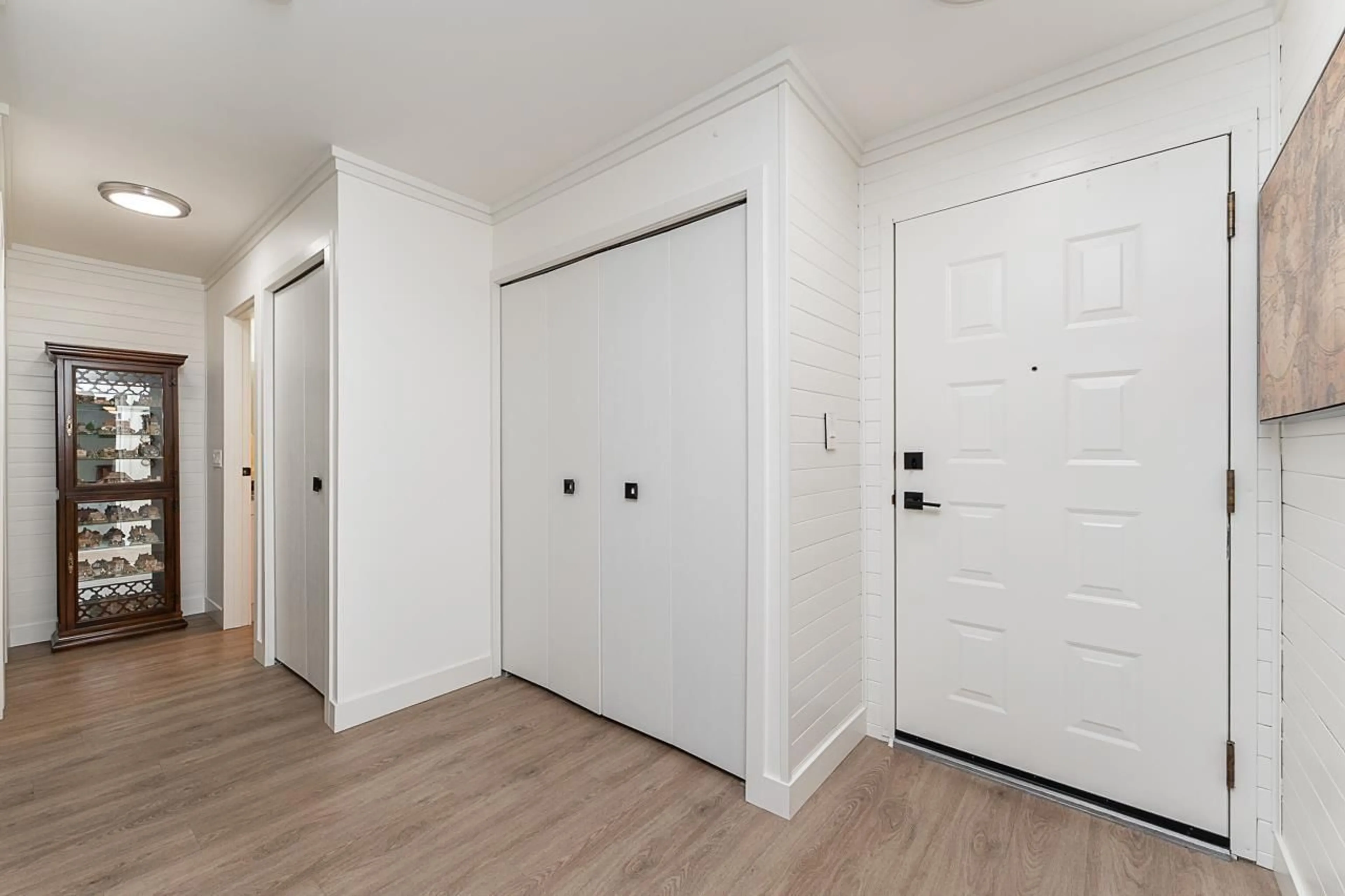 Indoor entryway for 202 - 1520 VIDAL STREET, White Rock British Columbia V4B3T7