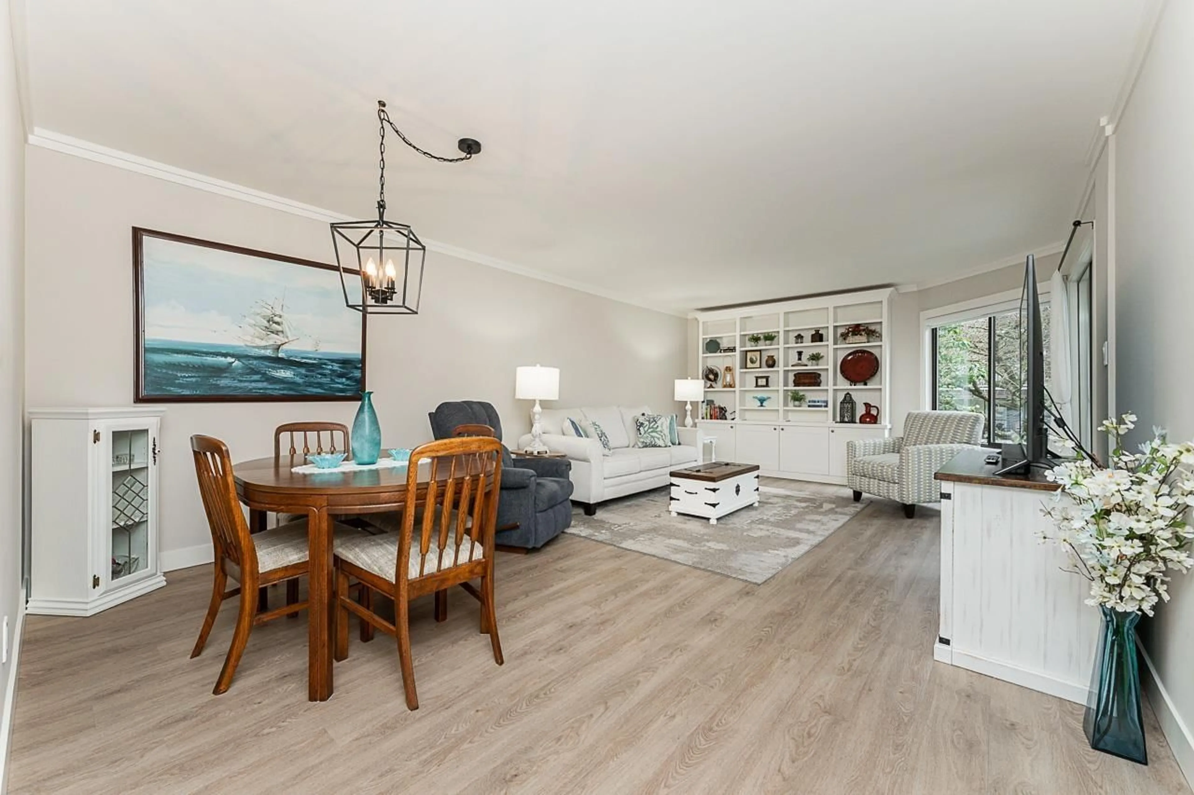 Living room with furniture, wood/laminate floor for 202 - 1520 VIDAL STREET, White Rock British Columbia V4B3T7