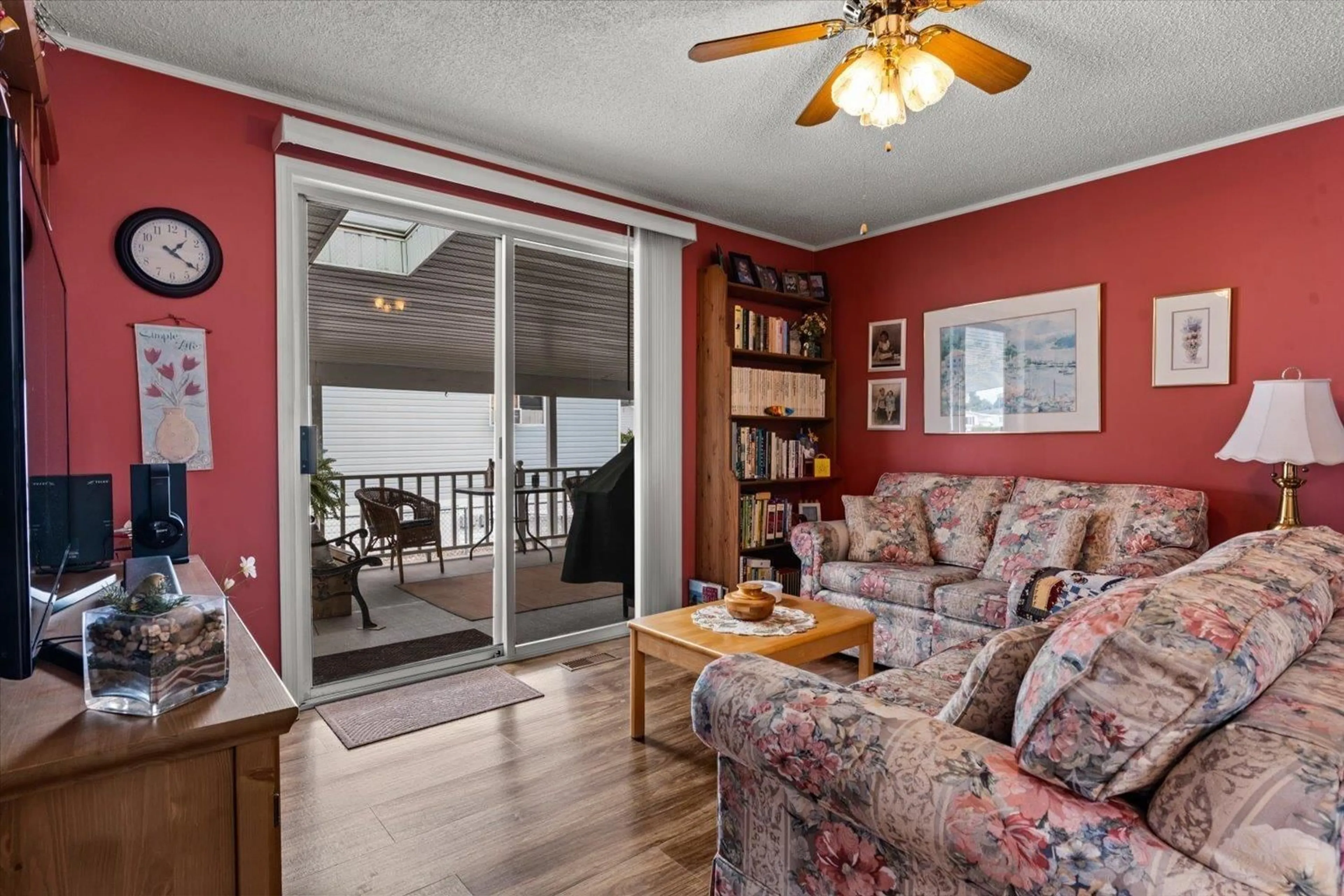 Living room with furniture, wood/laminate floor for 98 - 9055 ASHWELL ROAD, Chilliwack British Columbia V2P7S6