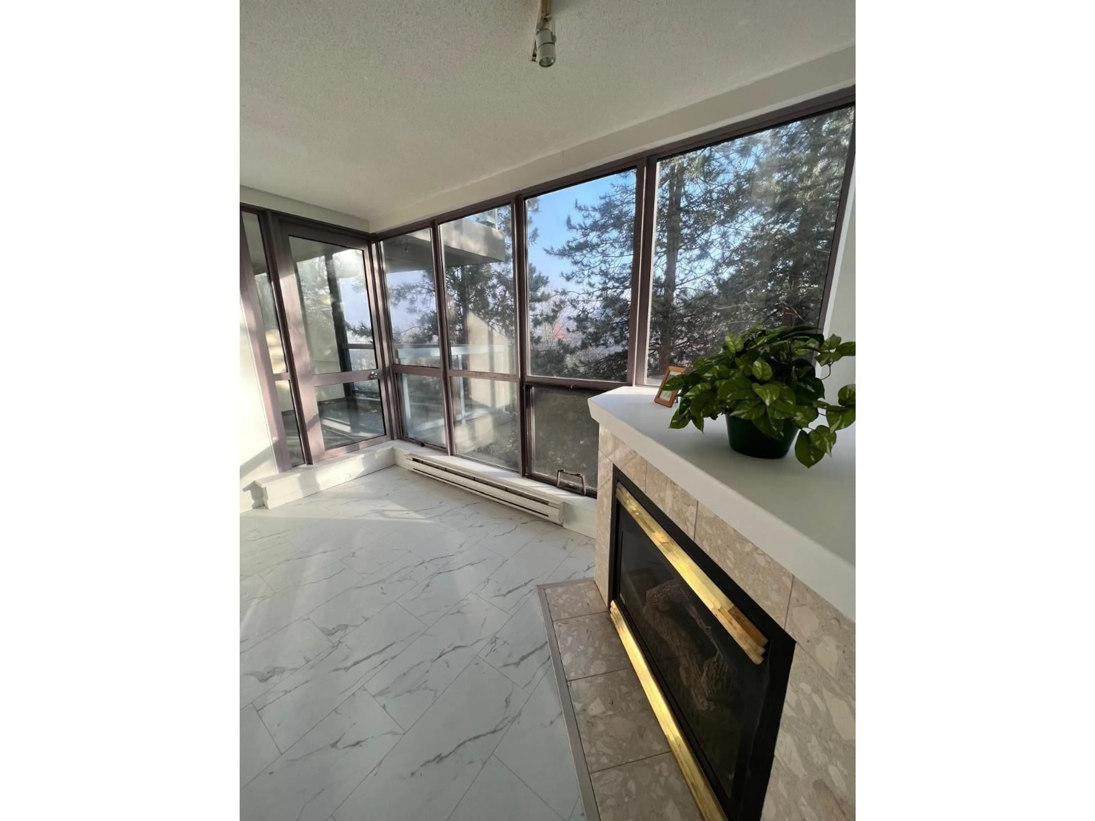 Indoor foyer for 501 - 10899 UNIVERSITY DRIVE, Surrey British Columbia V3T5V2
