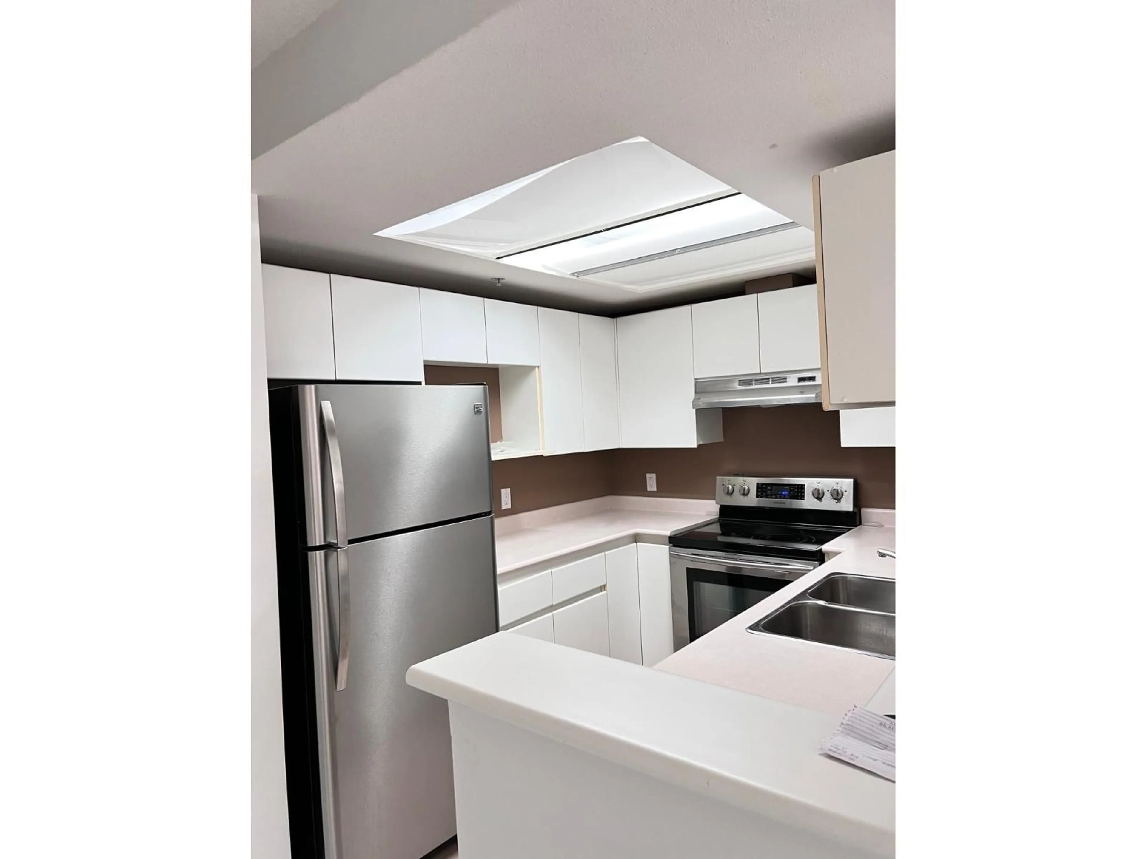 Standard kitchen, unknown for 501 - 10899 UNIVERSITY DRIVE, Surrey British Columbia V3T5V2