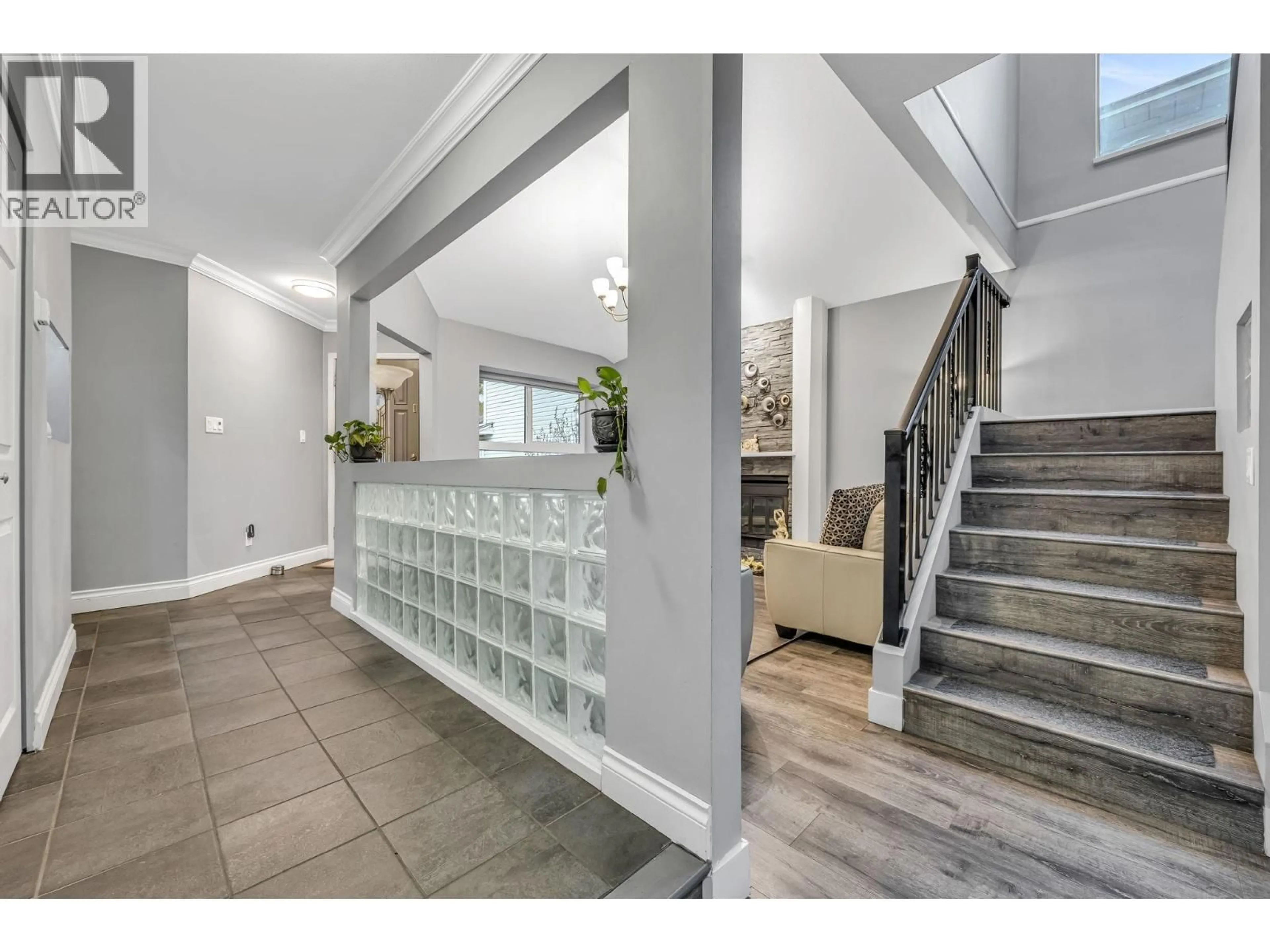 Indoor foyer for 179 WARRICK STREET, Coquitlam British Columbia V3K6C1