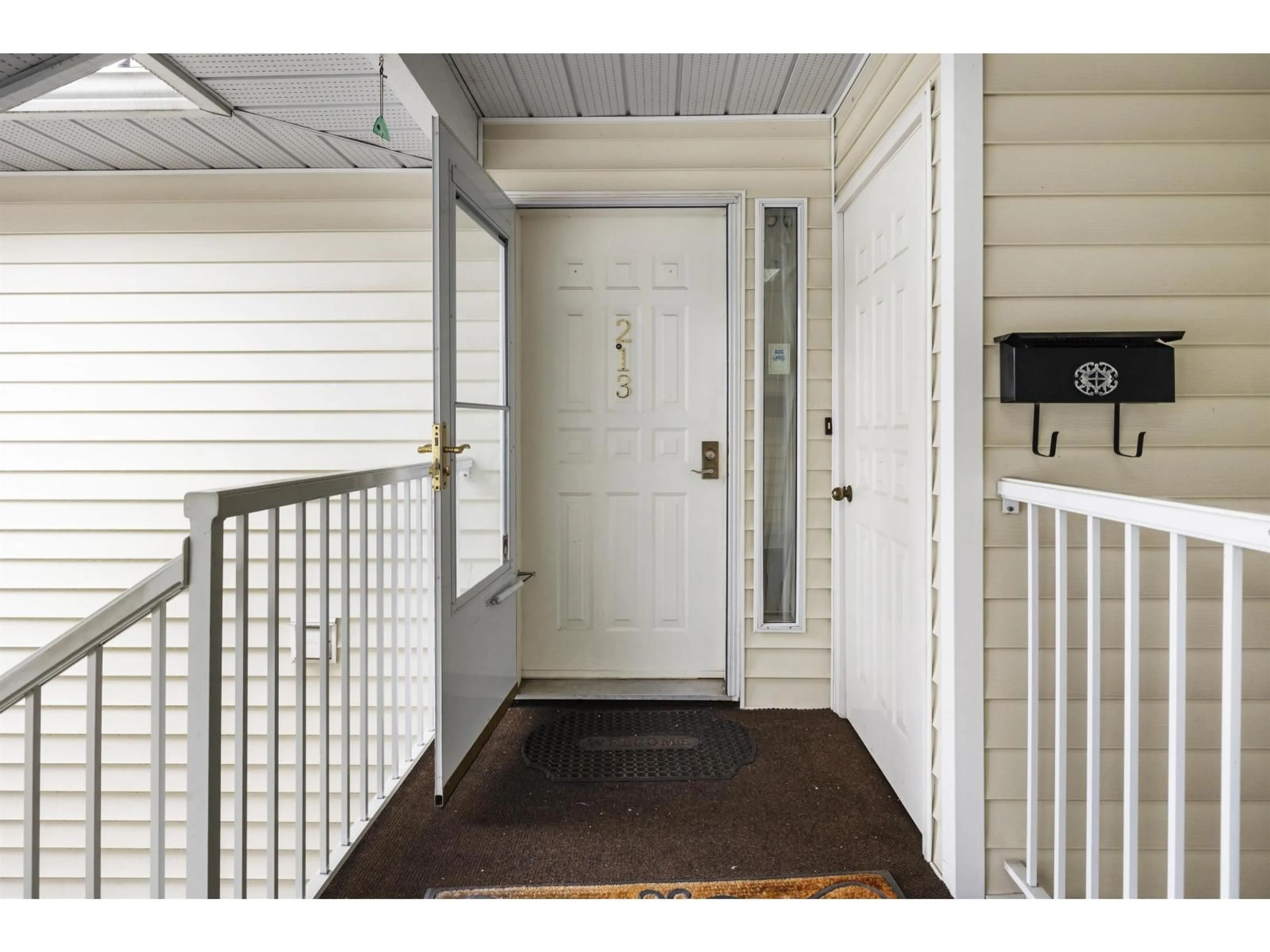 Indoor entryway for 213 - 7156 121 STREET, Surrey British Columbia V3W0J6