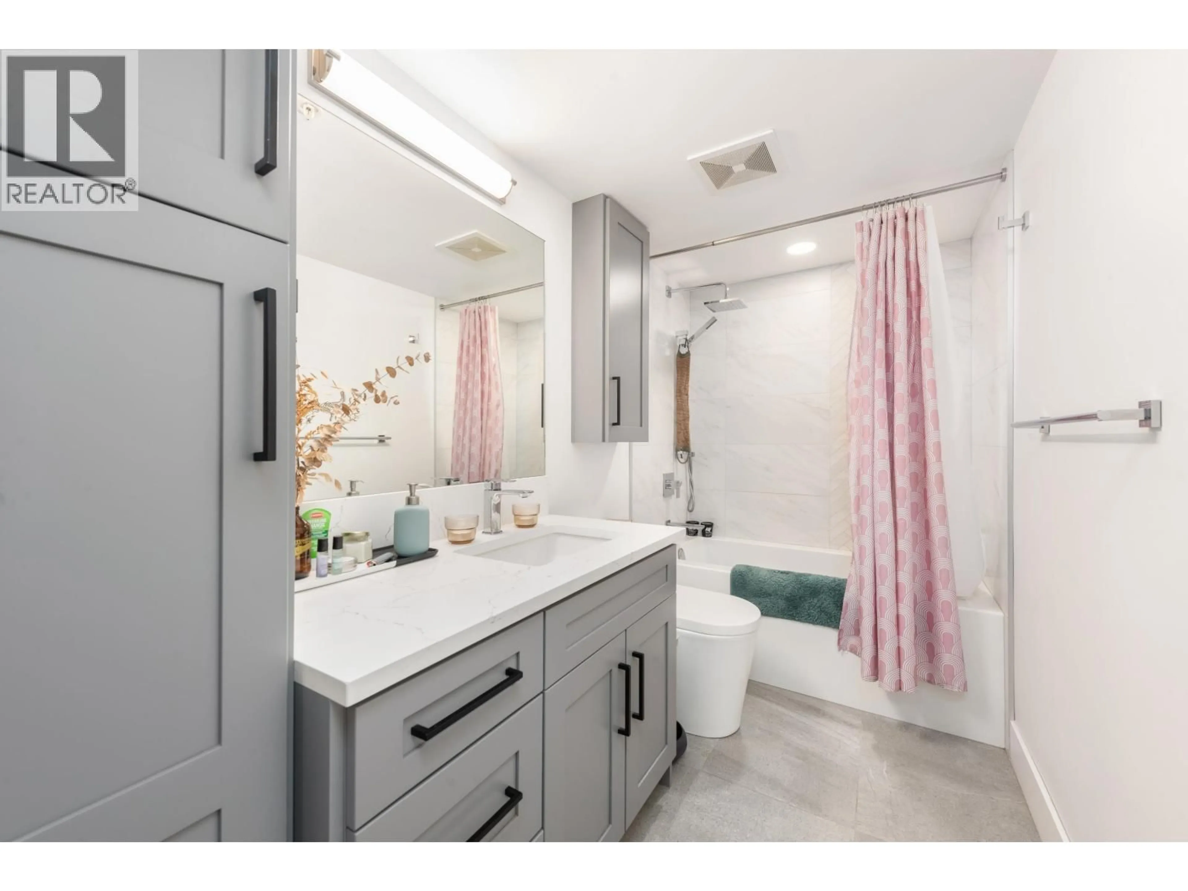 Contemporary bathroom, ceramic/tile floor for 217 - 2150 HASTINGS STREET, Vancouver British Columbia V5L0A5