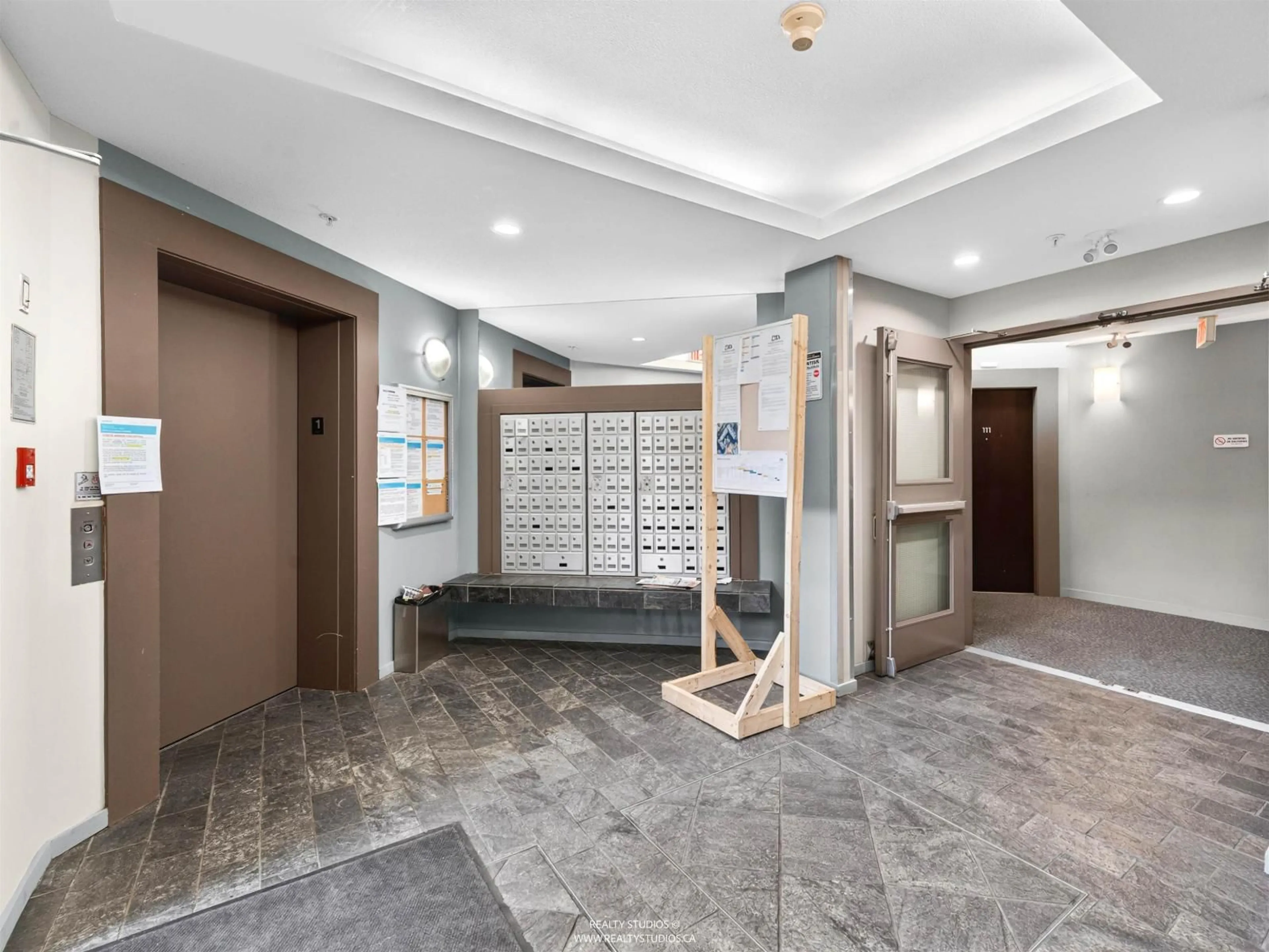 Indoor foyer for 222 - 10866 CITY PARKWAY WAY, Surrey British Columbia V3T5W9