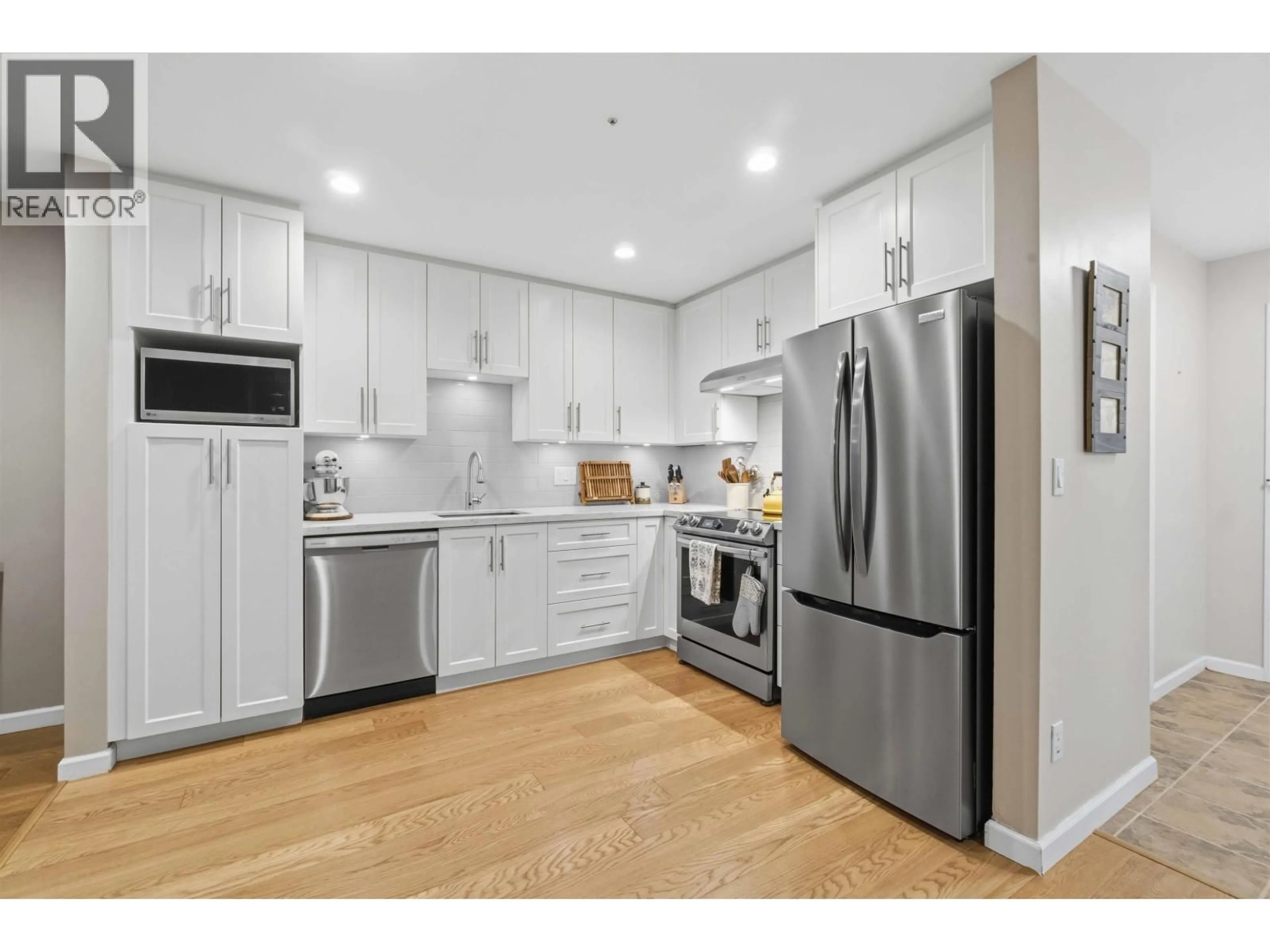 Open concept kitchen, wood/laminate floor for 111 - 2678 DIXON STREET, Port Coquitlam British Columbia V3C6L7