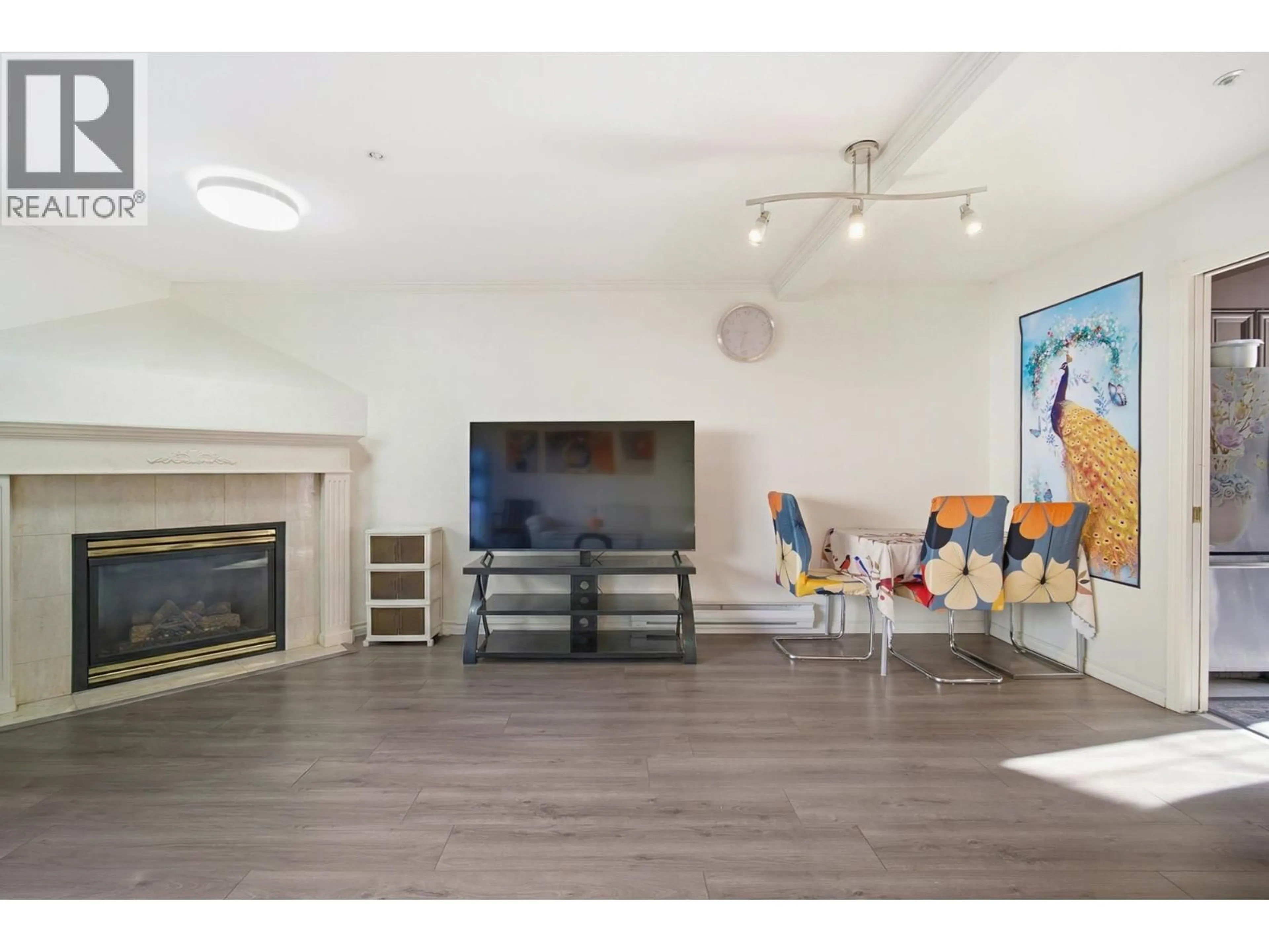 Living room with furniture, wood/laminate floor for 21 - 8591 BLUNDELL ROAD, Richmond British Columbia V6Y1K2