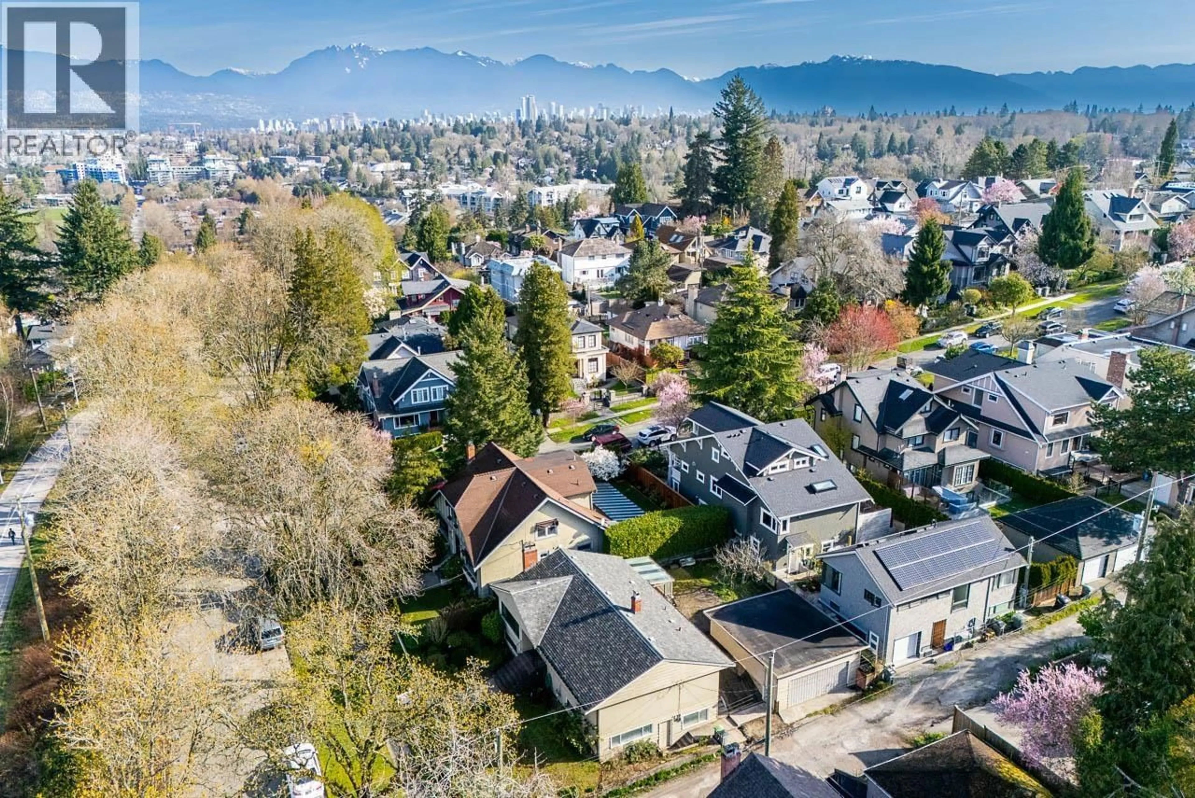 A pic from outside/outdoor area/front of a property/back of a property/a pic from drone, mountain view for 5240 EAST BOULEVARD, Vancouver British Columbia V6M3V1