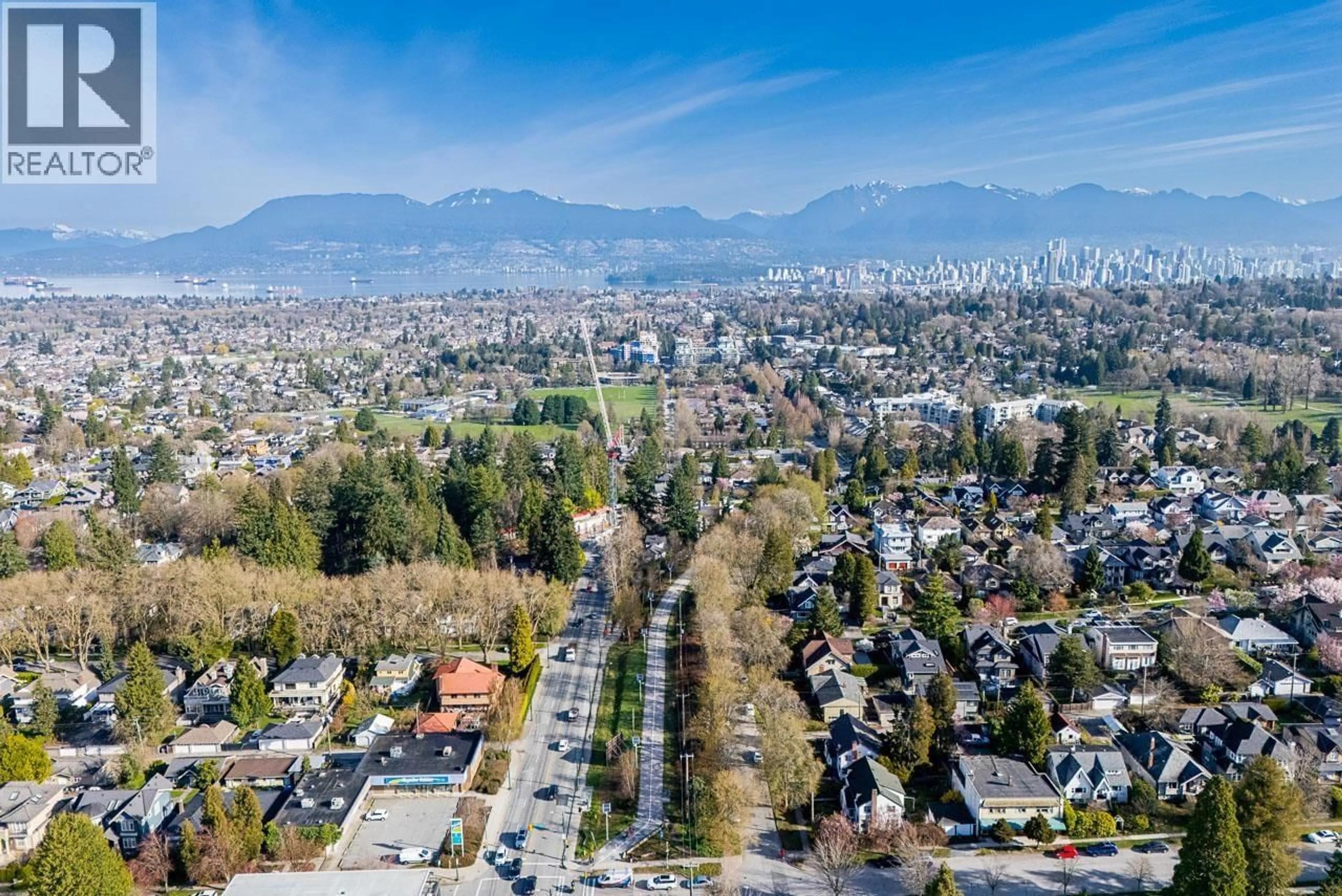A pic from outside/outdoor area/front of a property/back of a property/a pic from drone, mountain view for 5240 EAST BOULEVARD, Vancouver British Columbia V6M3V1