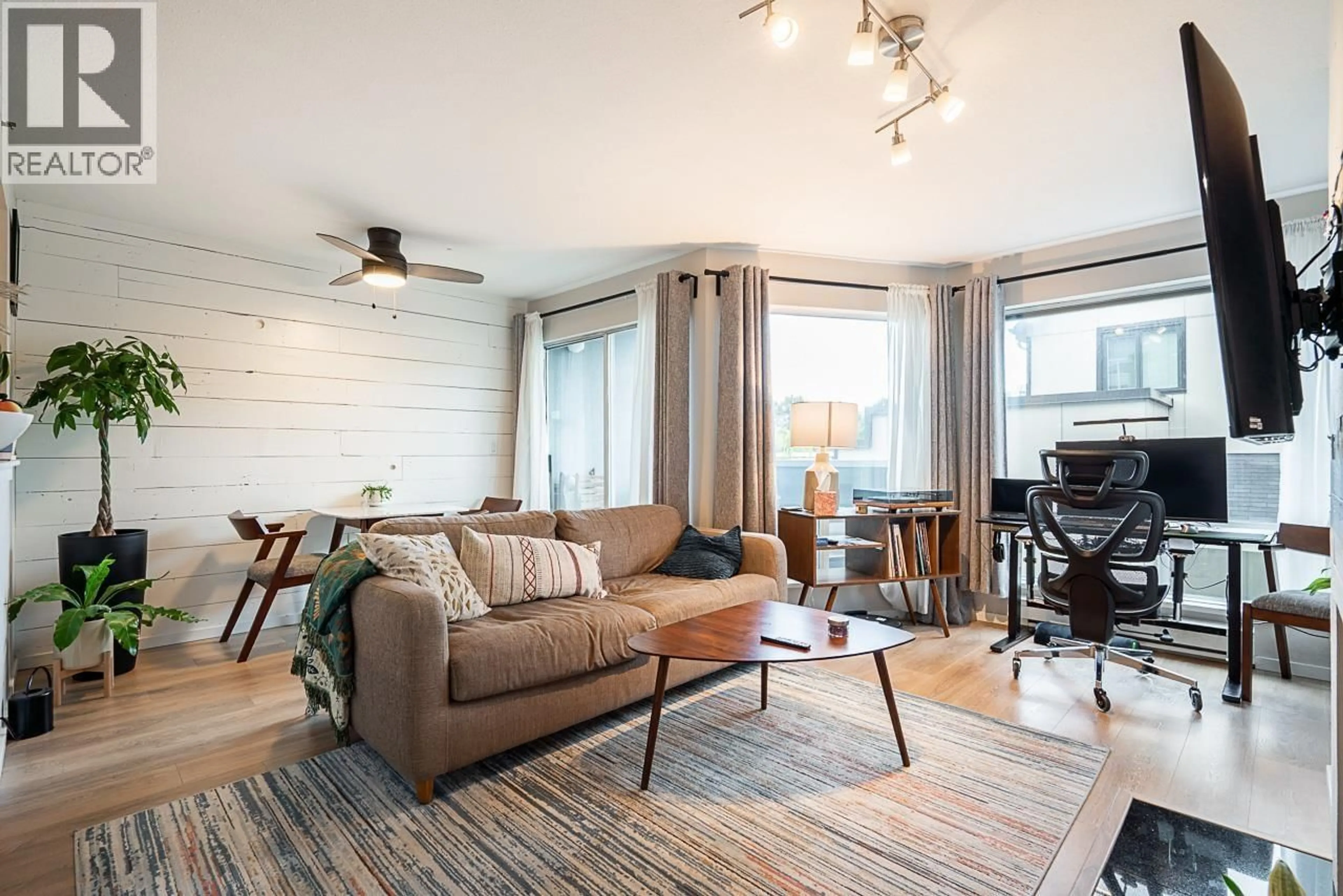 Living room with furniture, wood/laminate floor for 2 - 973 7TH AVENUE, Vancouver British Columbia V5Z1C4