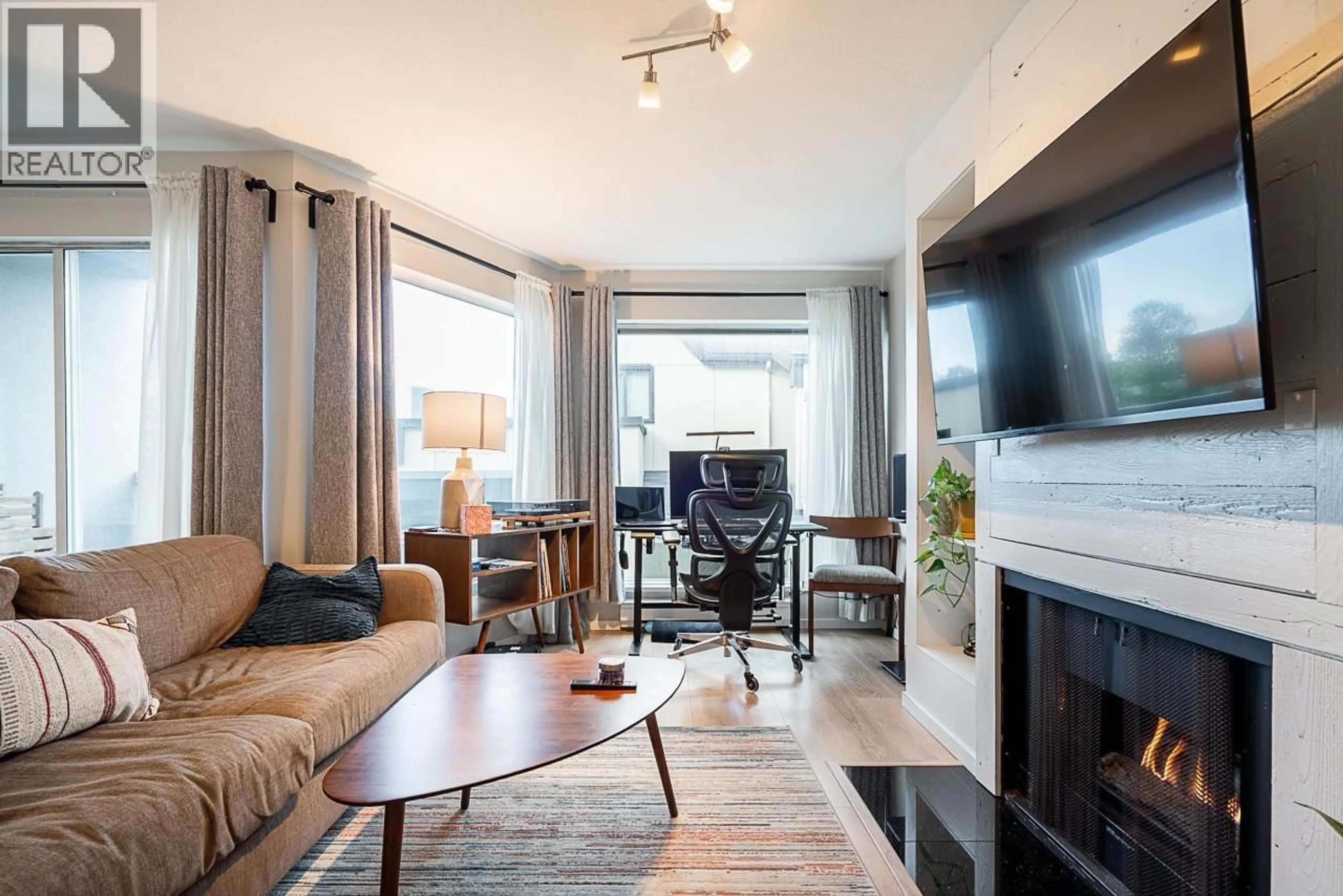 Living room with furniture, wood/laminate floor for 2 - 973 7TH AVENUE, Vancouver British Columbia V5Z1C4