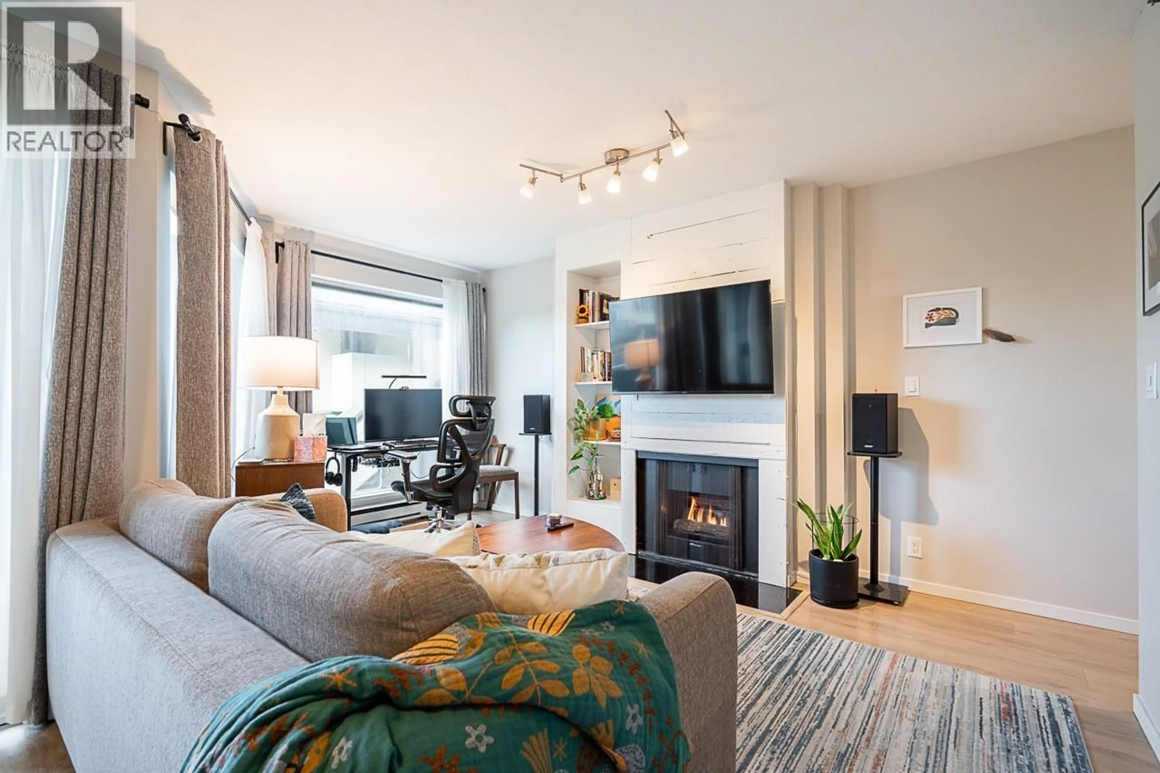 Living room with furniture, wood/laminate floor for 2 - 973 7TH AVENUE, Vancouver British Columbia V5Z1C4