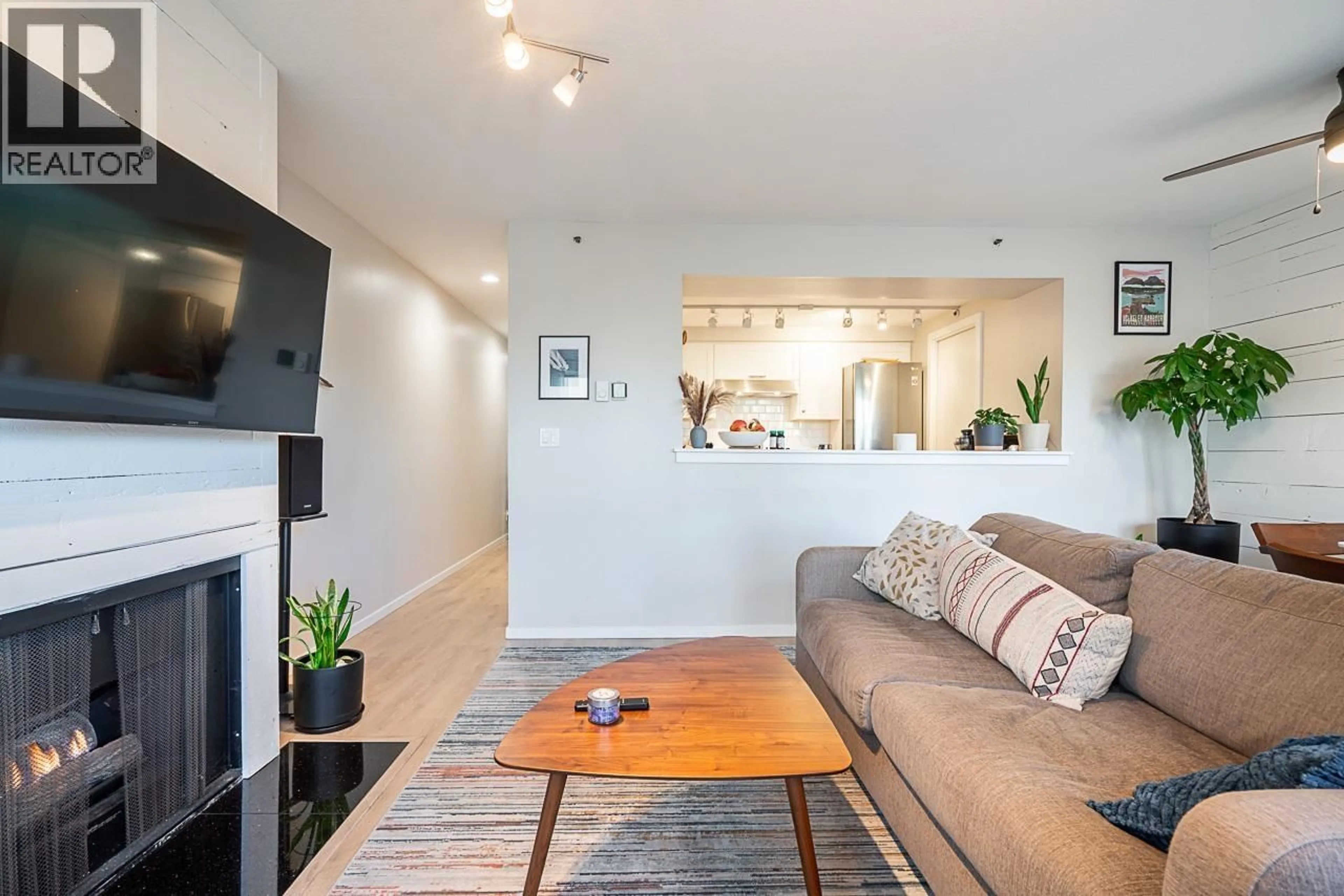 Living room with furniture, wood/laminate floor for 2 - 973 7TH AVENUE, Vancouver British Columbia V5Z1C4