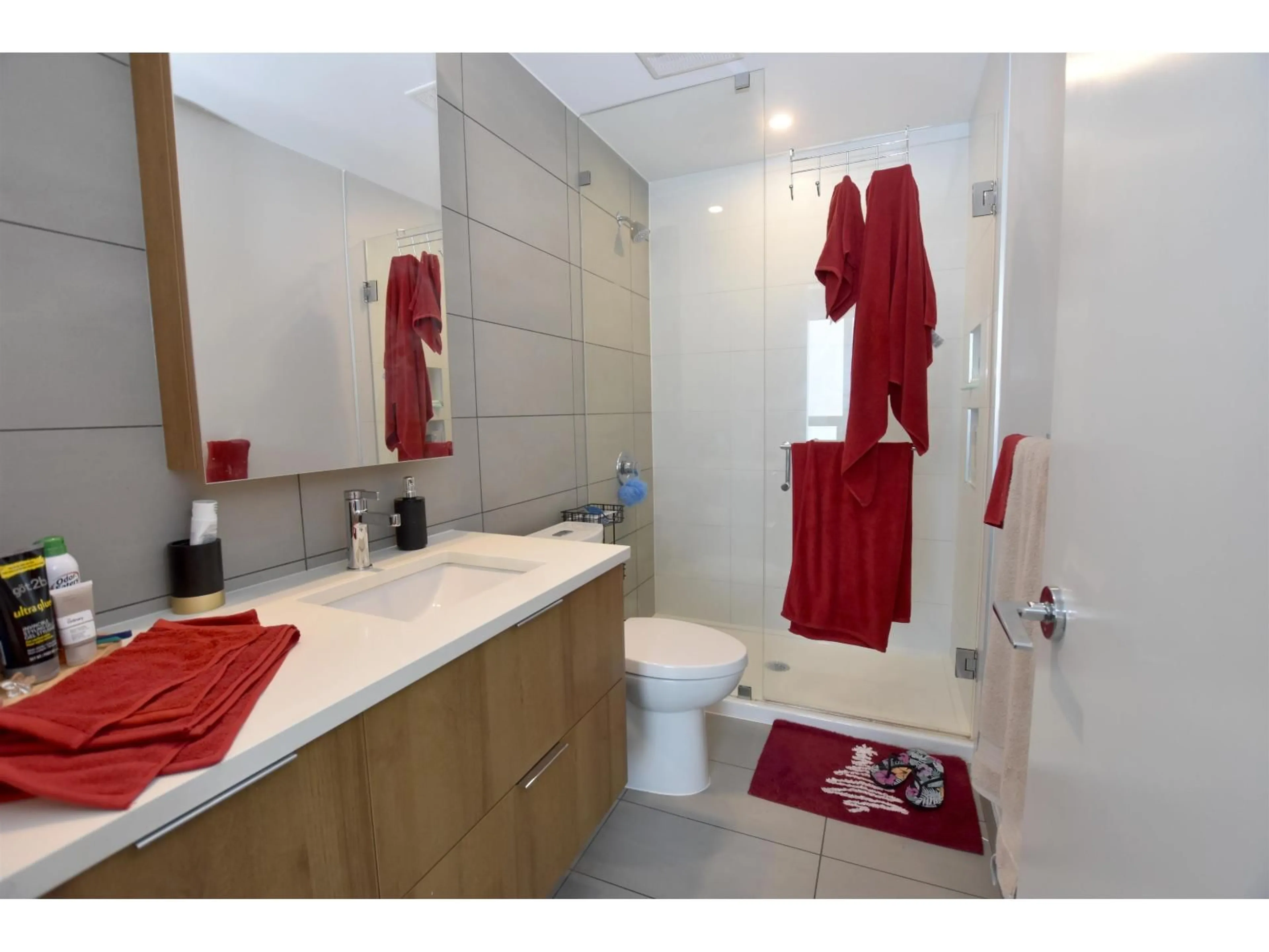 Standard bathroom, ceramic/tile floor for 2407 - 13359 OLD YALE ROAD, Surrey British Columbia V3T0S4