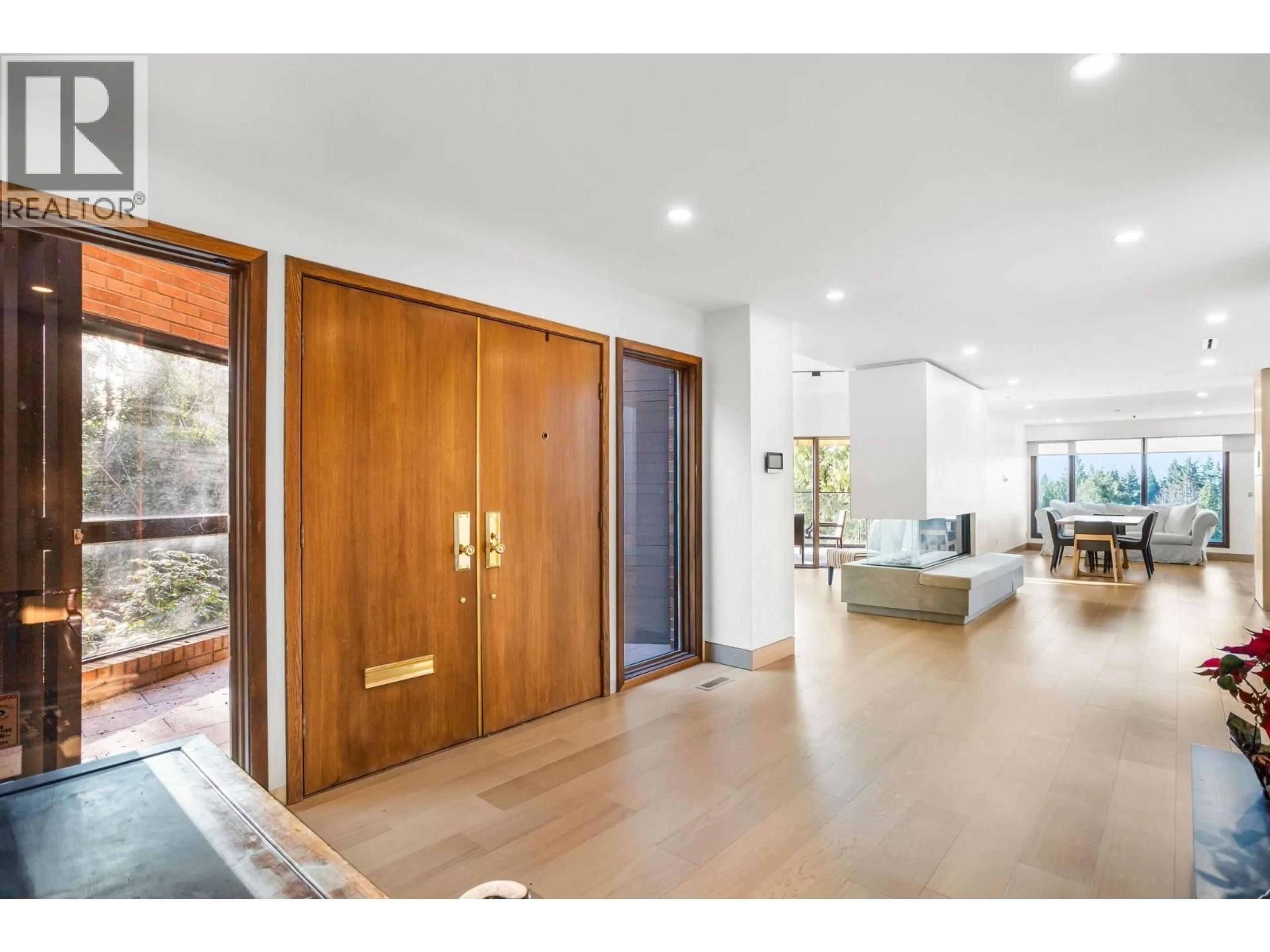 Indoor entryway for 7353 YEW STREET, Vancouver British Columbia V6P5W4