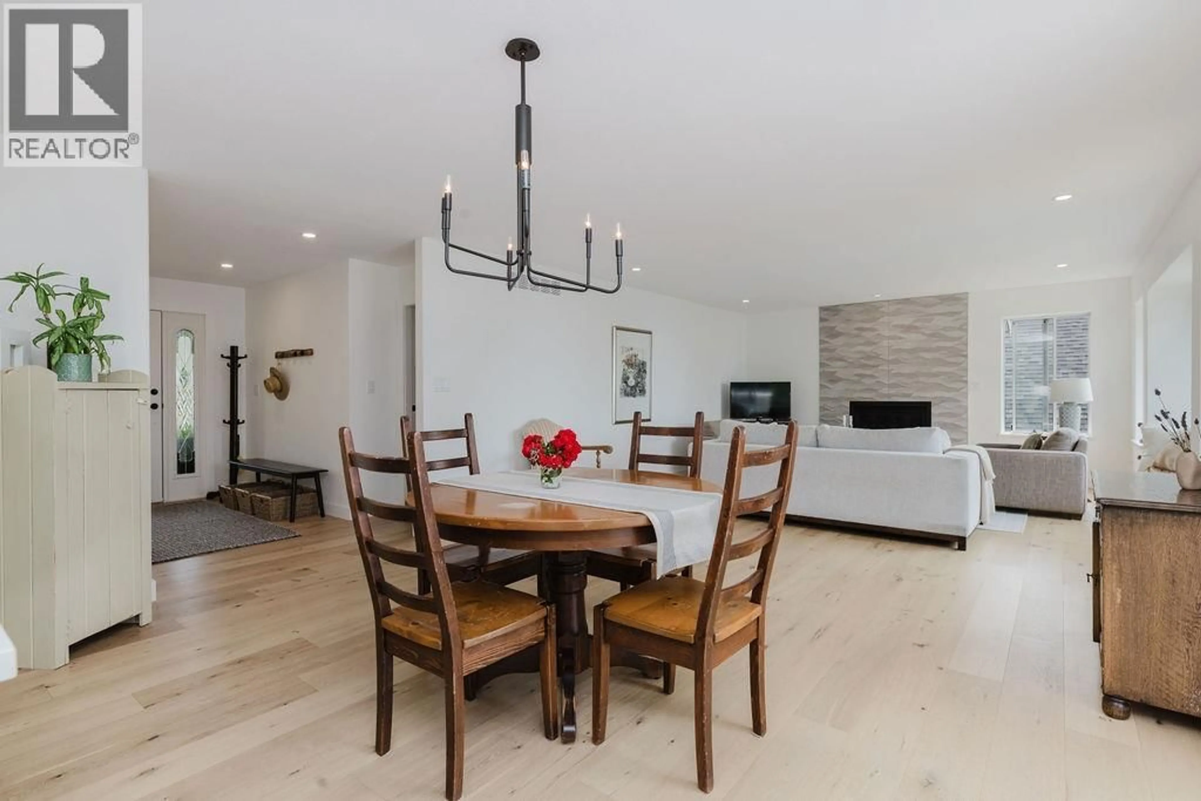 Dining room, ceramic/tile floor for 341 HARRY ROAD, Gibsons British Columbia V0N1V5