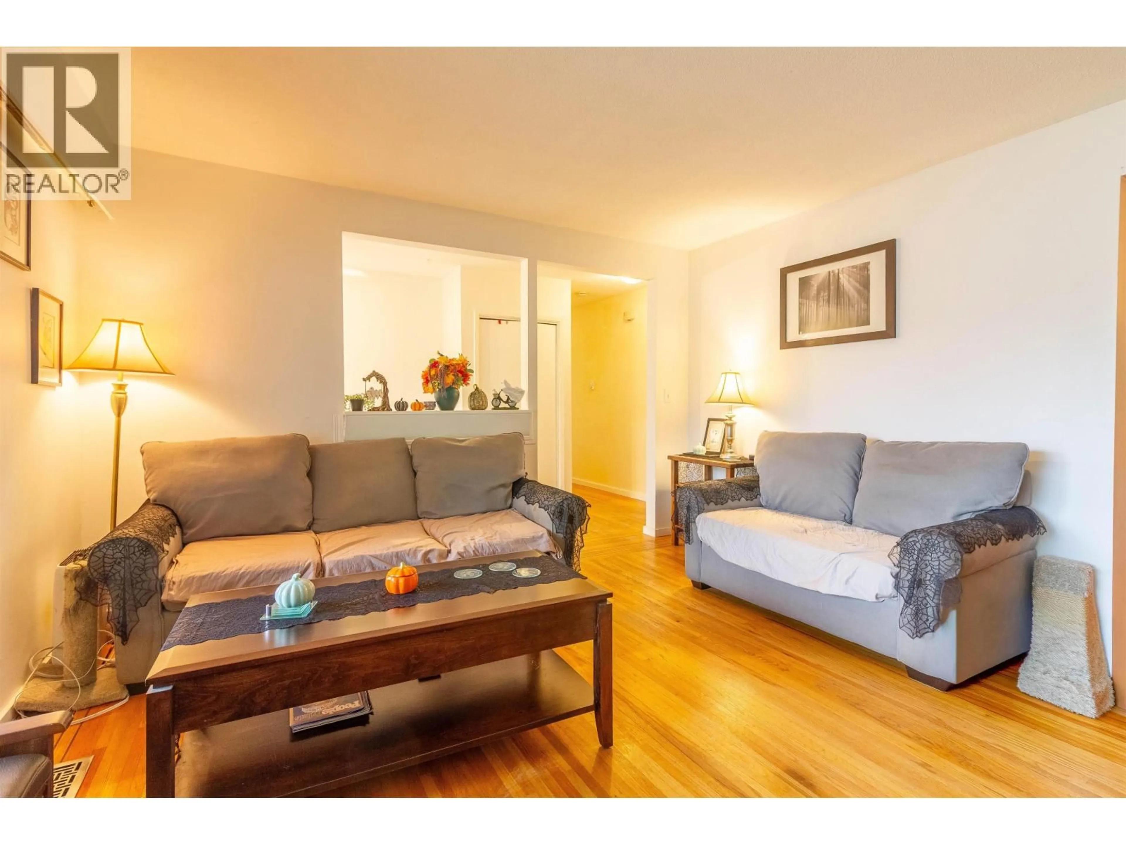 Living room with furniture, wood/laminate floor for 406 SCHOOLHOUSE STREET, Coquitlam British Columbia V3K4Y6