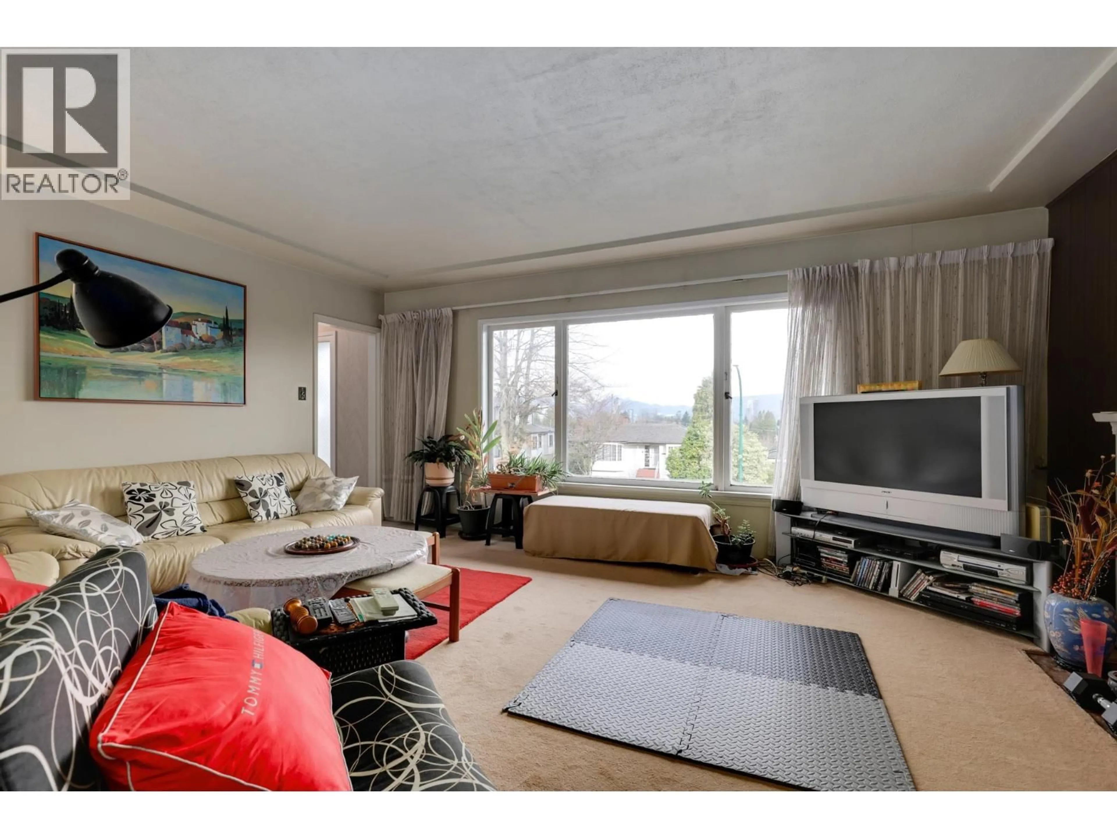 Living room with furniture, unknown for 4144 PRICE CRESCENT, Burnaby British Columbia V5G2N1