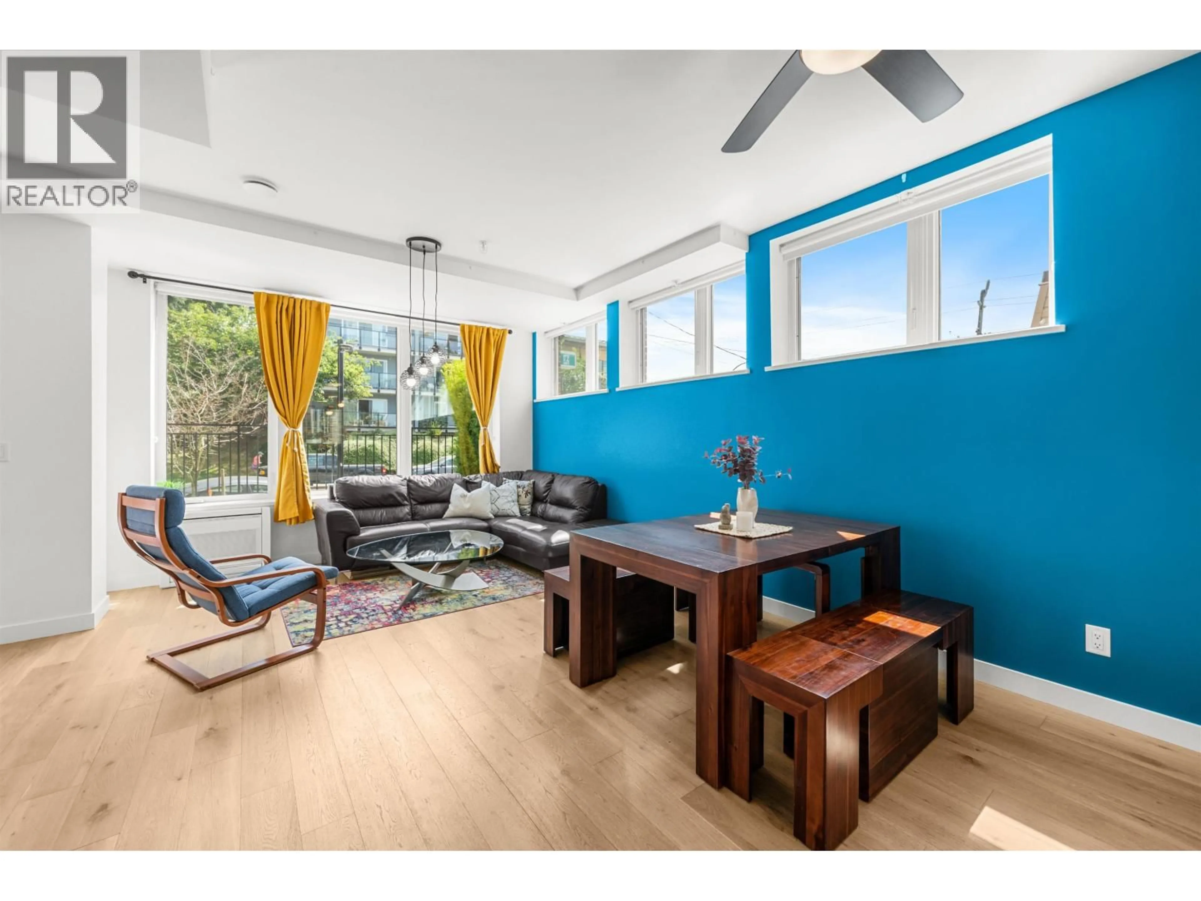 Living room with furniture, wood/laminate floor for TH5 - 2137 CHESTERFIELD AVENUE, North Vancouver British Columbia V7M2P7