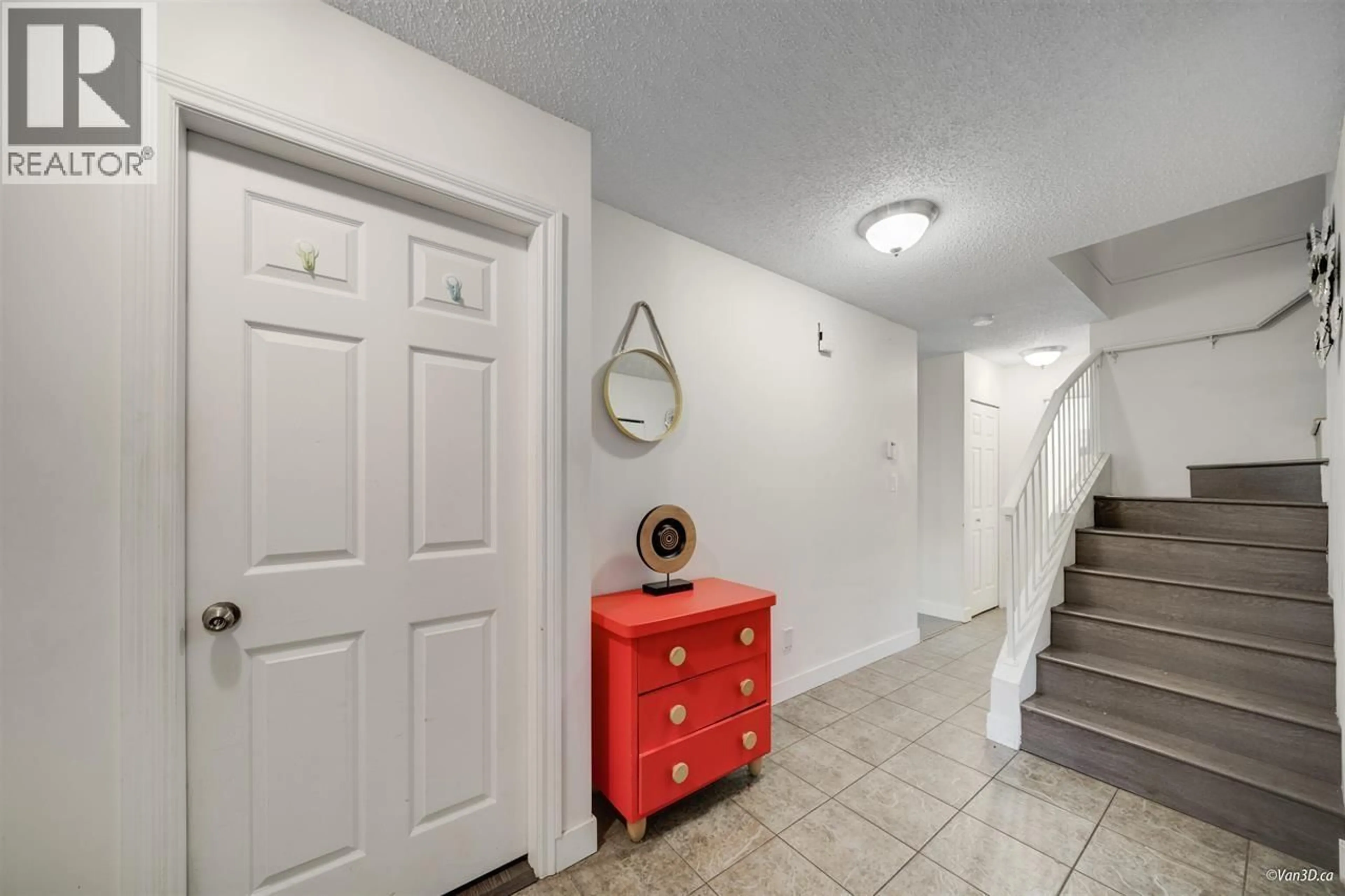 Indoor entryway for 6220 LYNAS LANE, Richmond British Columbia V7C5E4
