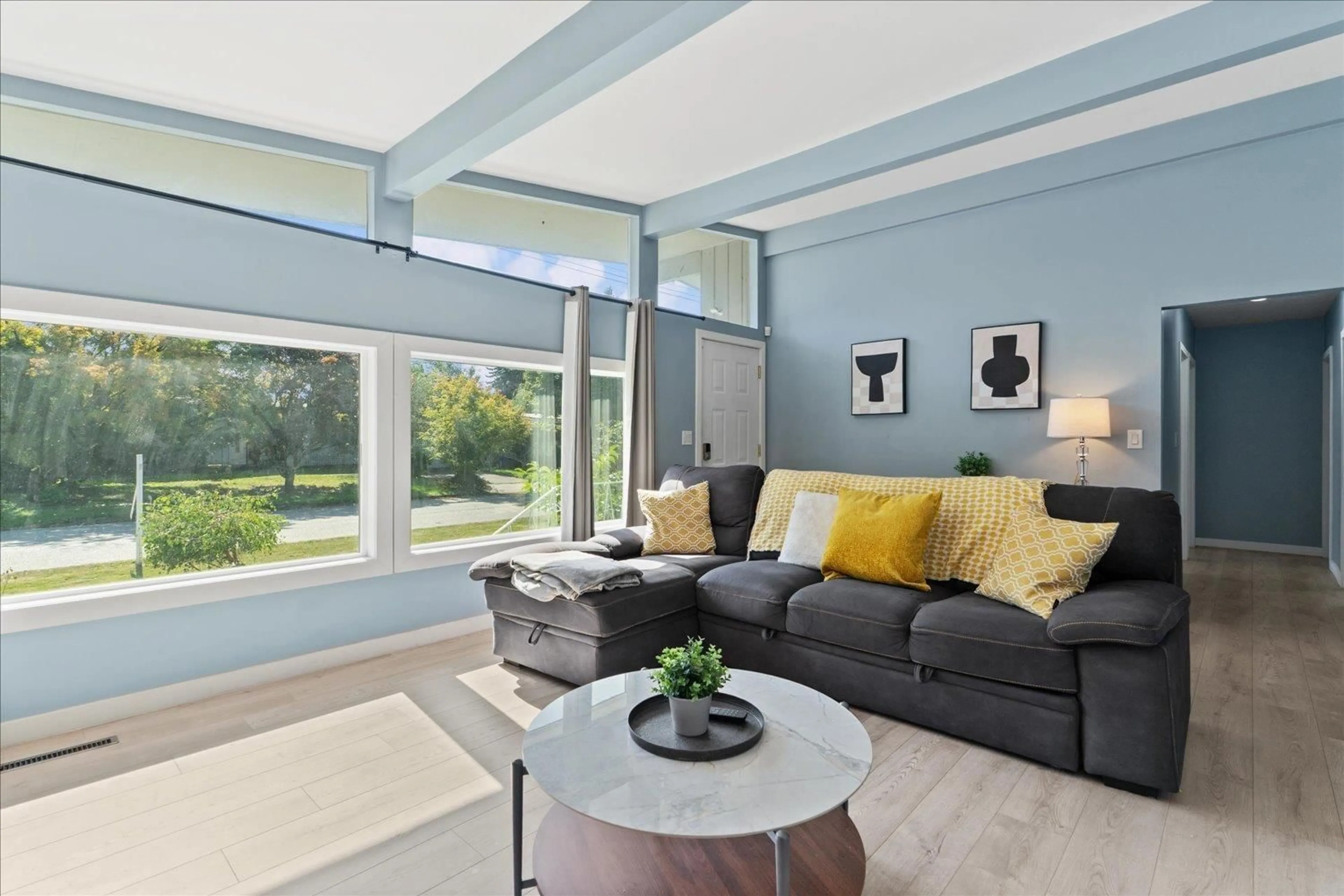 Living room with furniture, unknown for 45415 BARTON AVENUE, Chilliwack British Columbia V2P1L1