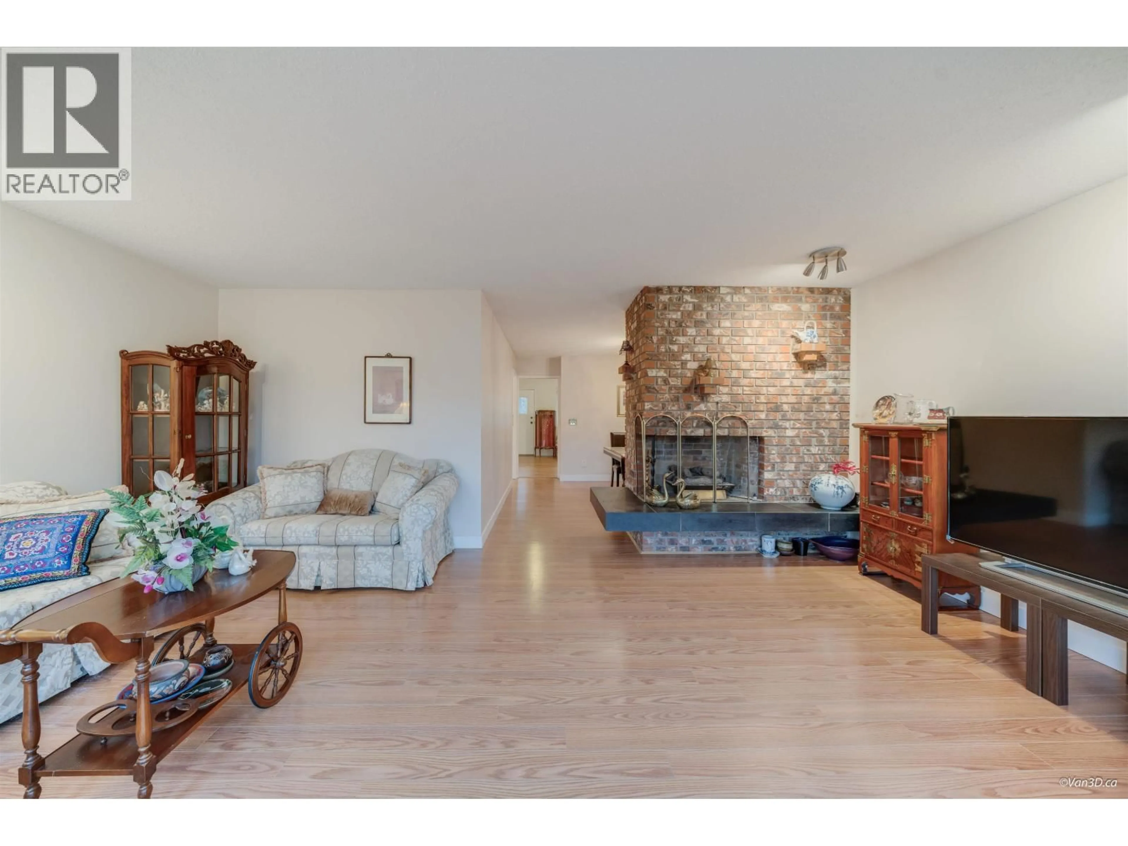 Living room with furniture, unknown for 2813 WINDRUM AVENUE, Coquitlam British Columbia V3B6B8