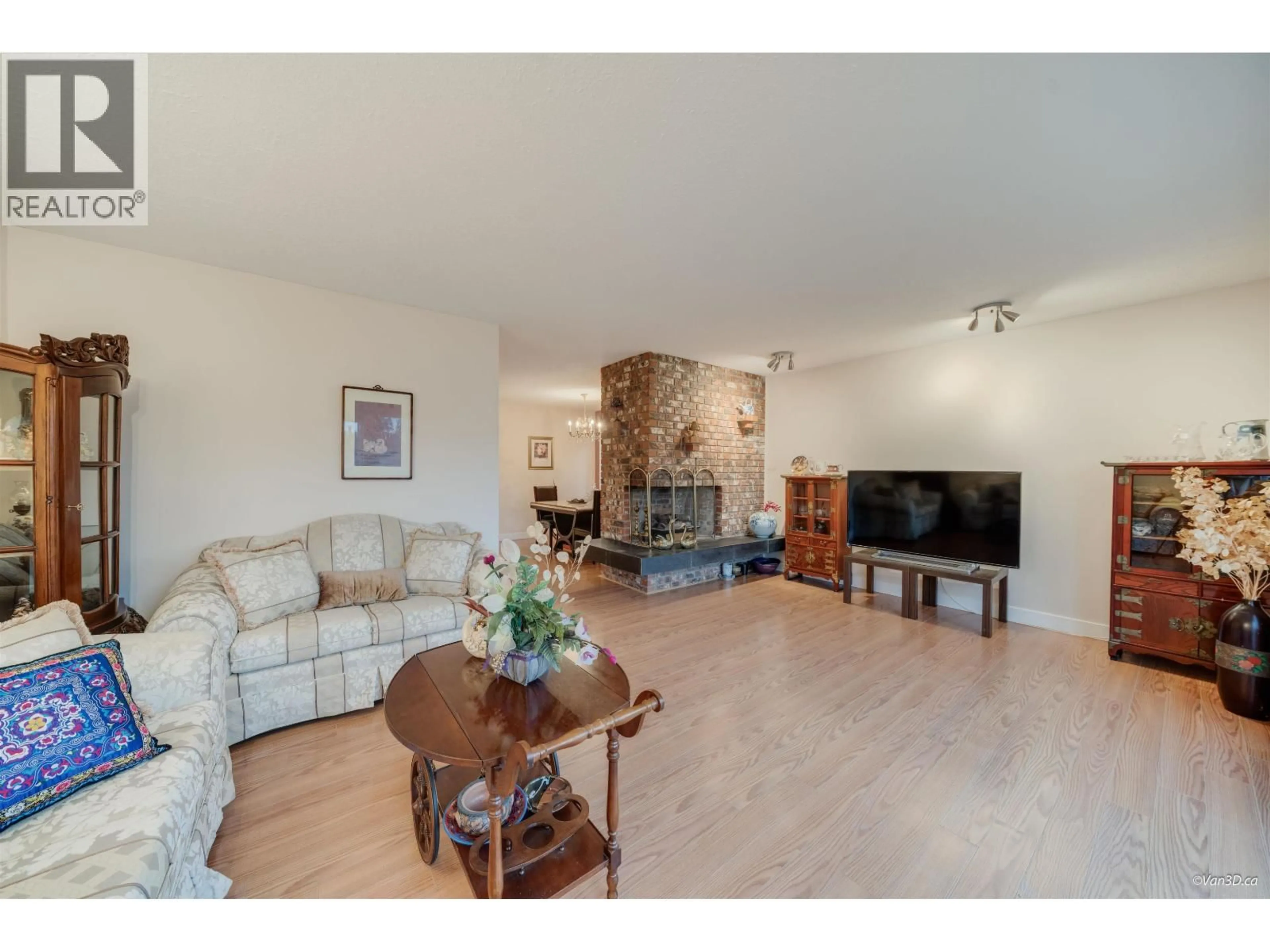 Living room with furniture, unknown for 2813 WINDRUM AVENUE, Coquitlam British Columbia V3B6B8