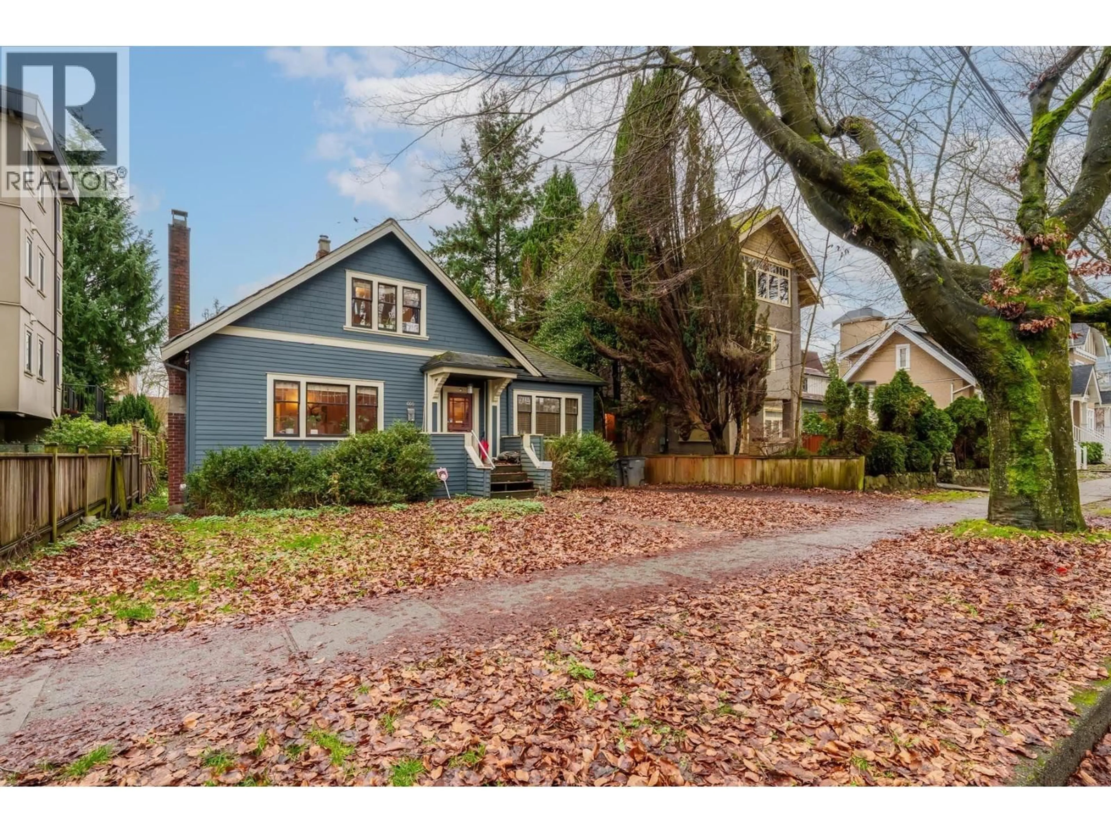 Home with vinyl exterior material, street for 660 13TH AVENUE, Vancouver British Columbia V5N1N9
