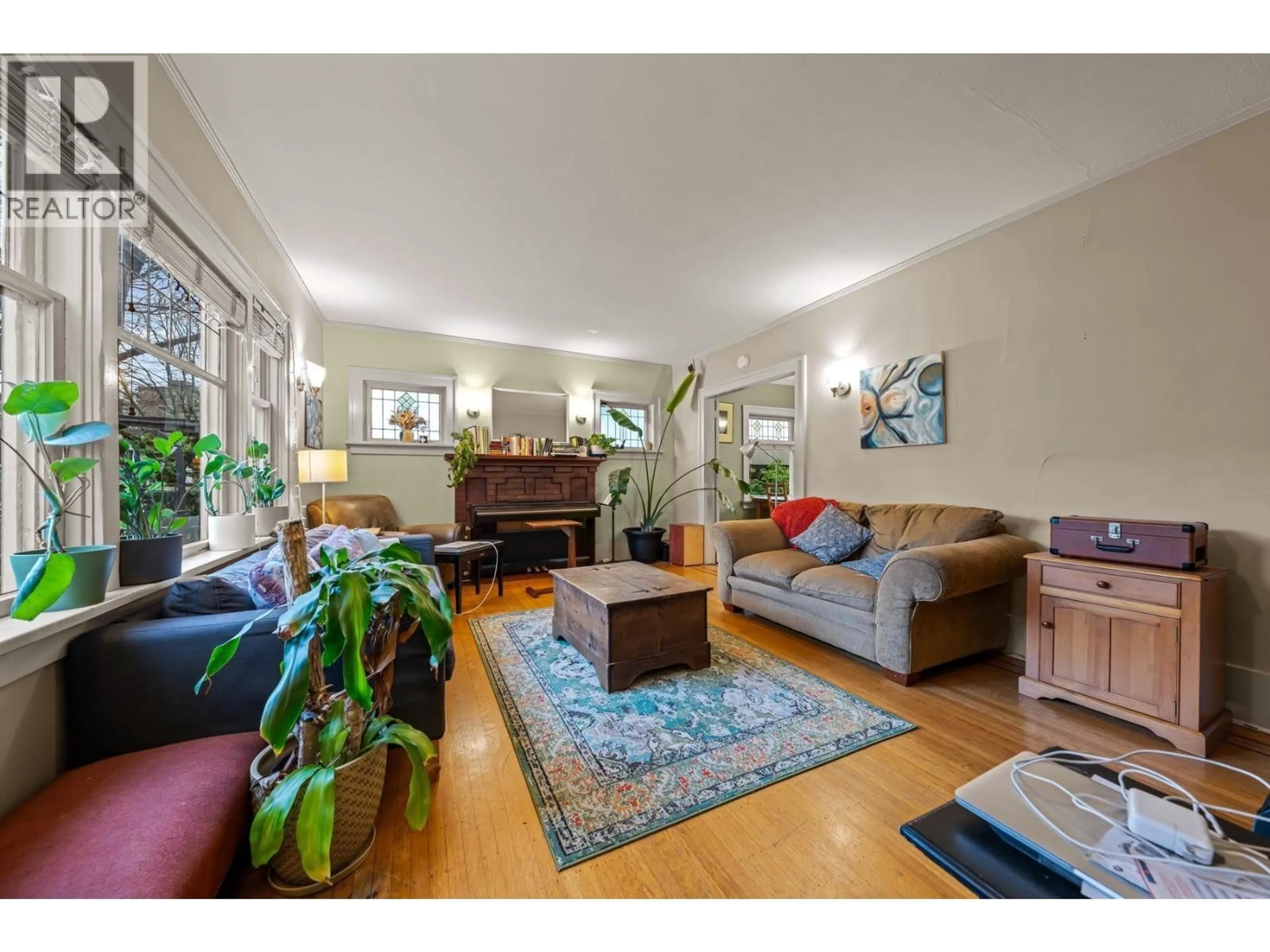 Living room with furniture, wood/laminate floor for 660 13TH AVENUE, Vancouver British Columbia V5N1N9