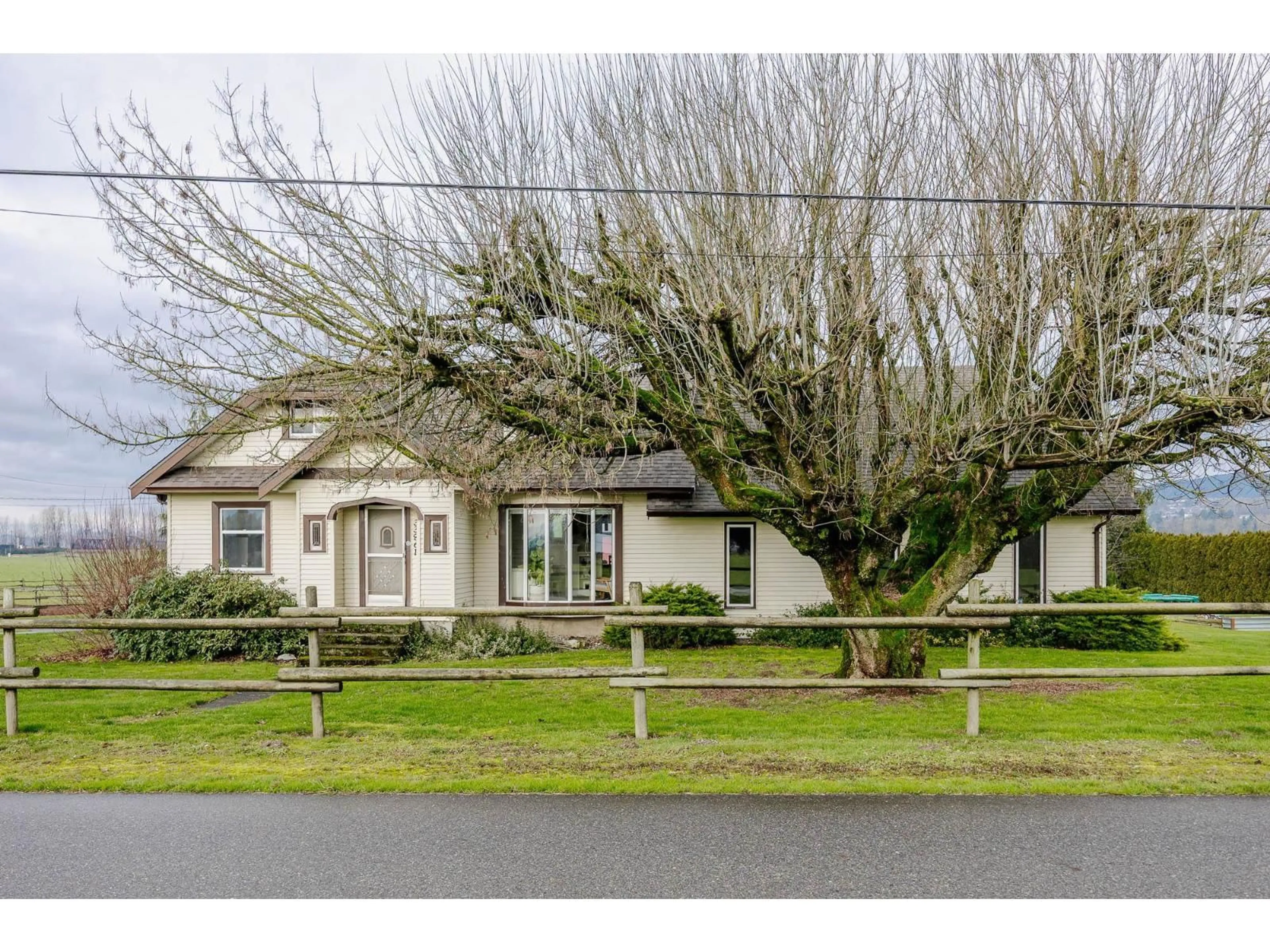 A pic from outside/outdoor area/front of a property/back of a property/a pic from drone, street for 33861 SIM ROAD, Abbotsford British Columbia V3G1N2