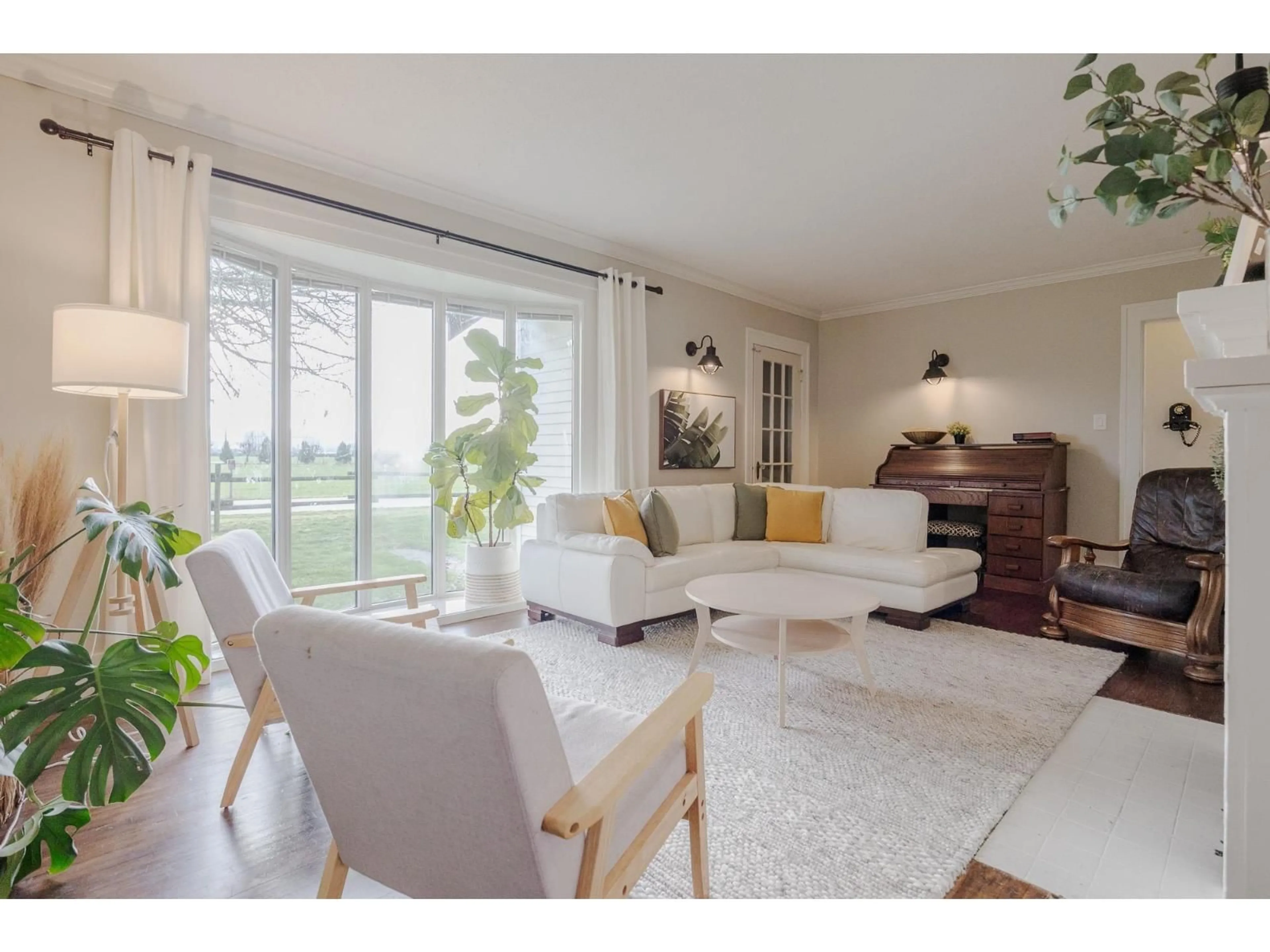 Living room with furniture, unknown for 33861 SIM ROAD, Abbotsford British Columbia V3G1N2