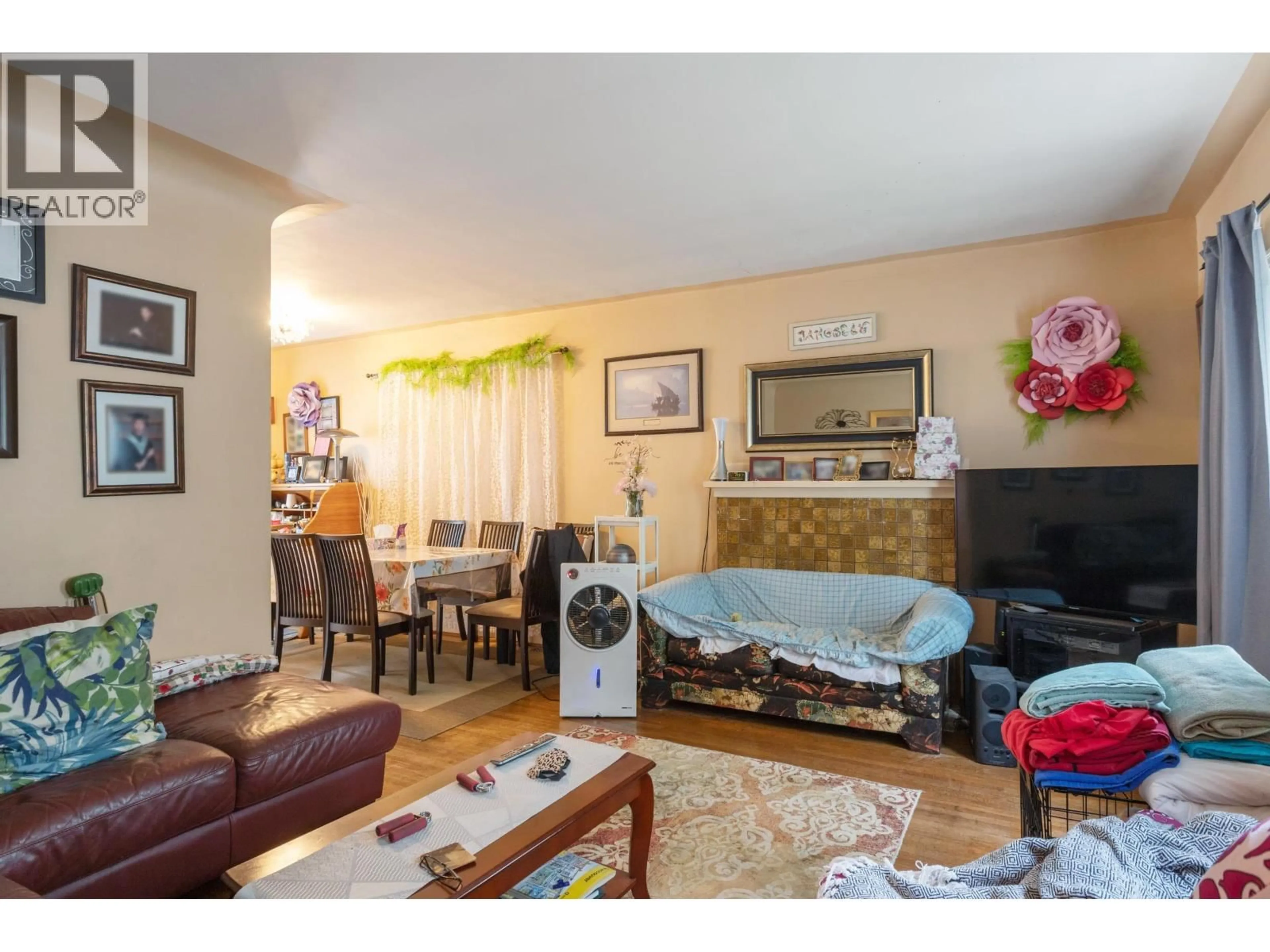 Living room with furniture, wood/laminate floor for 5454 MELBOURNE STREET, Vancouver British Columbia V5R4L7